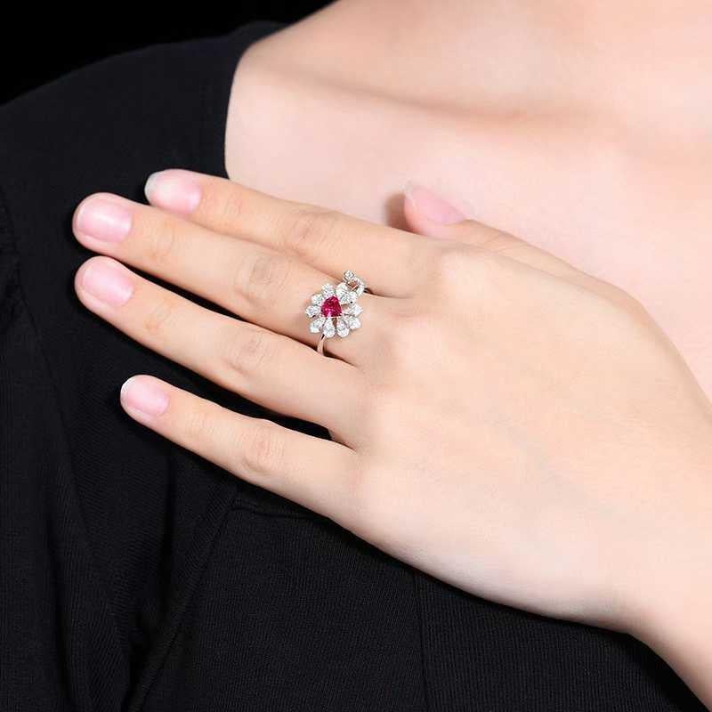 Im Angebot: Cocktailring aus massivem 18-karätigem Gold mit einem 1-karätigen Rubin und einem 0,50-karätigen Diamanten in Blütenform () 3