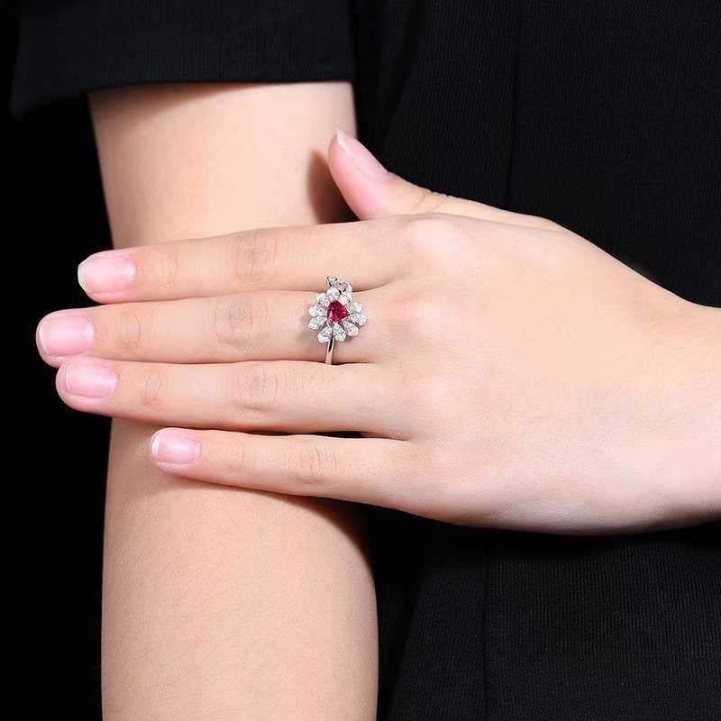 Im Angebot: Cocktailring aus massivem 18-karätigem Gold mit einem 1-karätigen Rubin und einem 0,50-karätigen Diamanten in Blütenform () 7