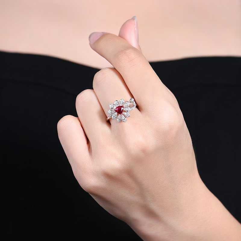 Im Angebot: Cocktailring aus massivem 18-karätigem Gold mit einem 1-karätigen Rubin und einem 0,50-karätigen Diamanten in Blütenform () 8