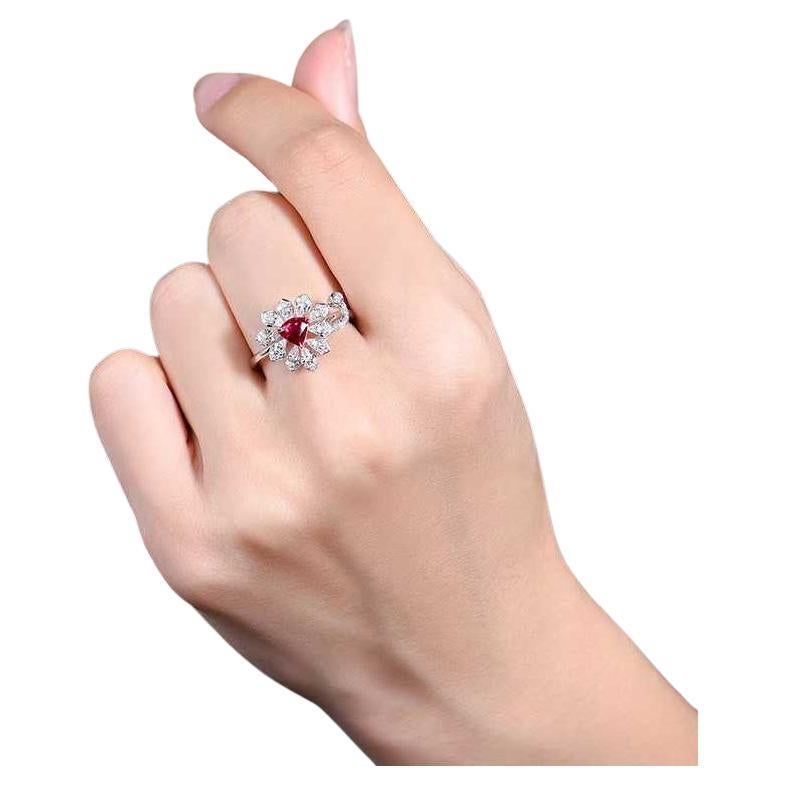 Im Angebot: Cocktailring aus massivem 18-karätigem Gold mit einem 1-karätigen Rubin und einem 0,50-karätigen Diamanten in Blütenform ()