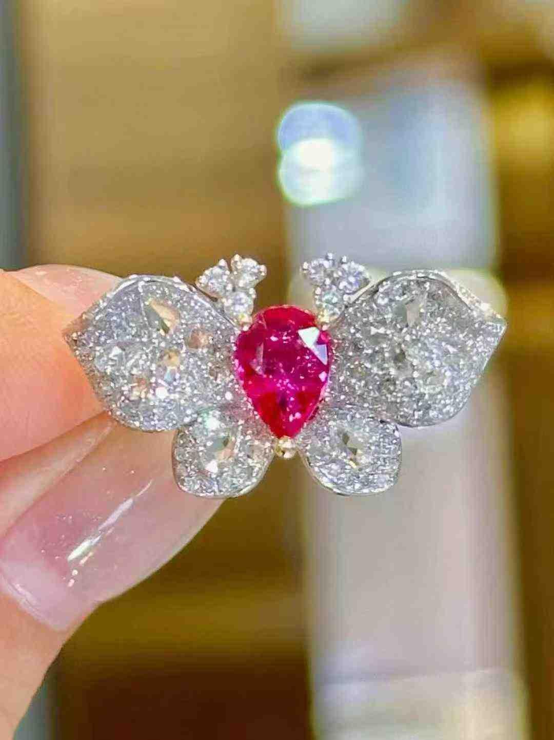 Anello a farfalla con rubino da 1 carato e diamanti bianchi da 0,88 carati in oro bianco 18 carati in vendita 4