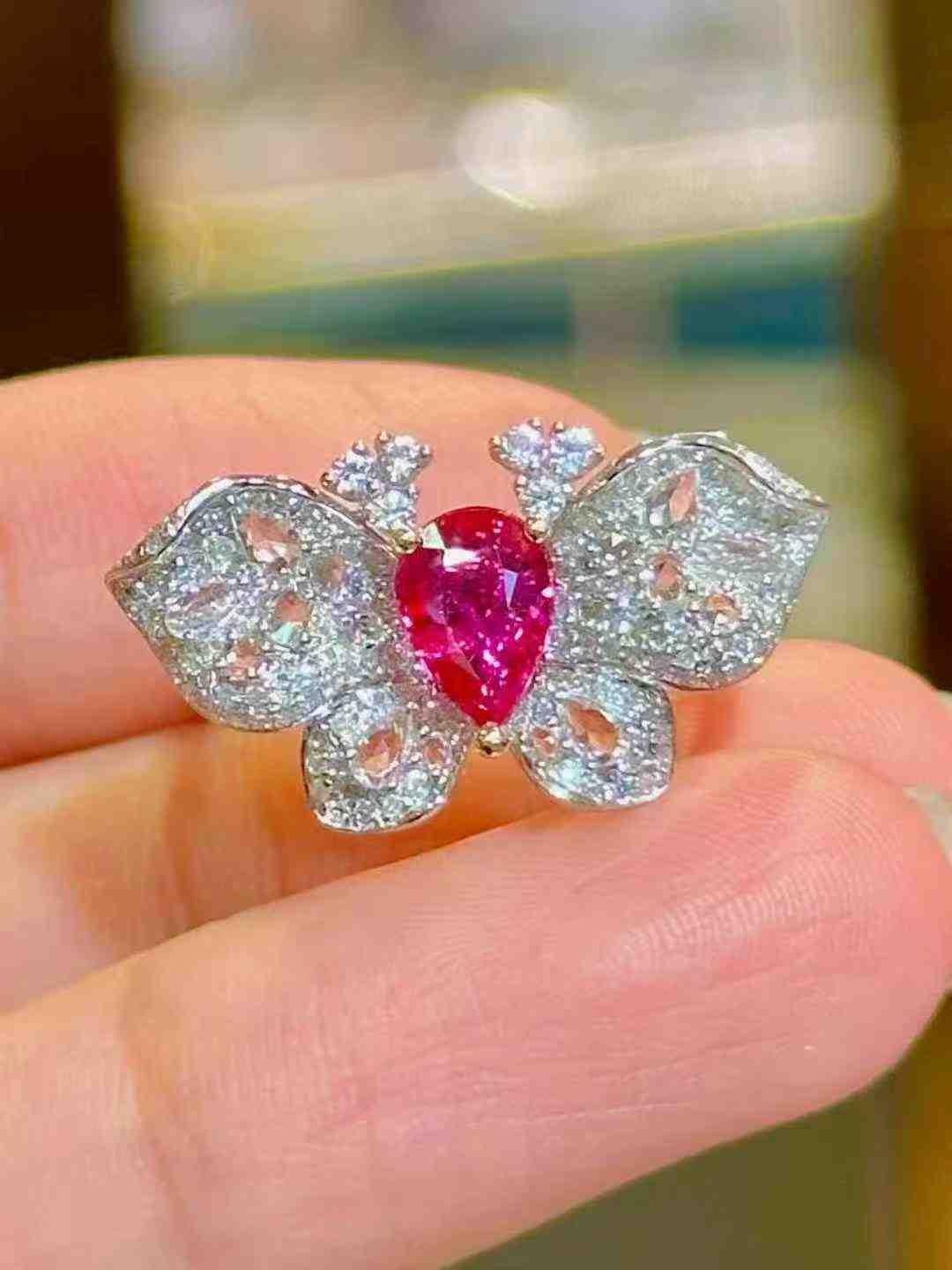 Anello a farfalla con rubino da 1 carato e diamanti bianchi da 0,88 carati in oro bianco 18 carati in vendita 6