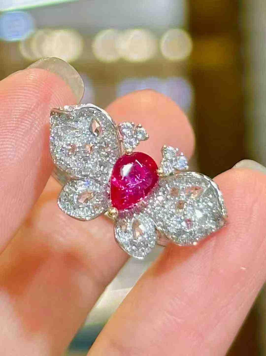 Anello a farfalla con rubino da 1 carato e diamanti bianchi da 0,88 carati in oro bianco 18 carati in vendita 7