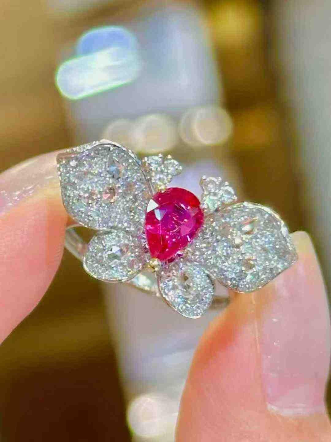 Anello a farfalla con rubino da 1 carato e diamanti bianchi da 0,88 carati in oro bianco 18 carati in vendita 8