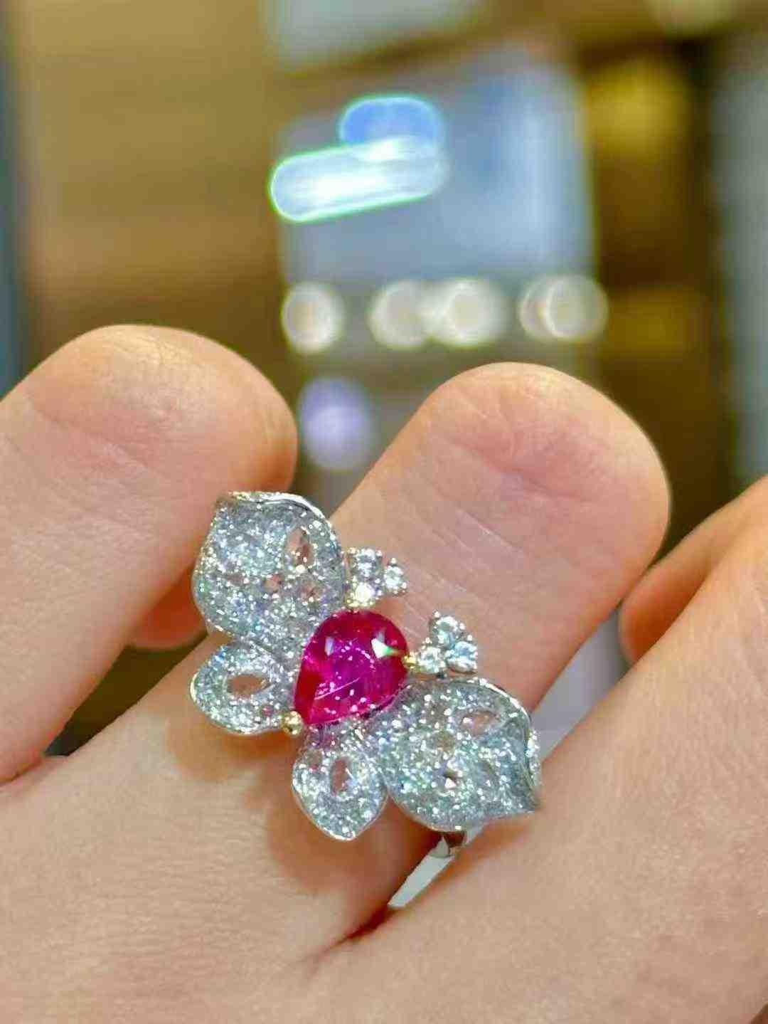 Anello a farfalla con rubino da 1 carato e diamanti bianchi da 0,88 carati in oro bianco 18 carati in vendita 11