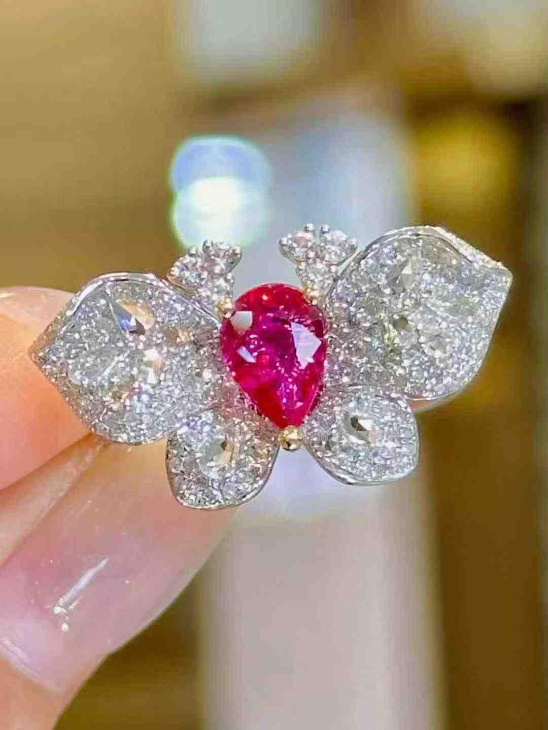 Contemporaneo Anello a farfalla con rubino da 1 carato e diamanti bianchi da 0,88 carati in oro bianco 18 carati in vendita