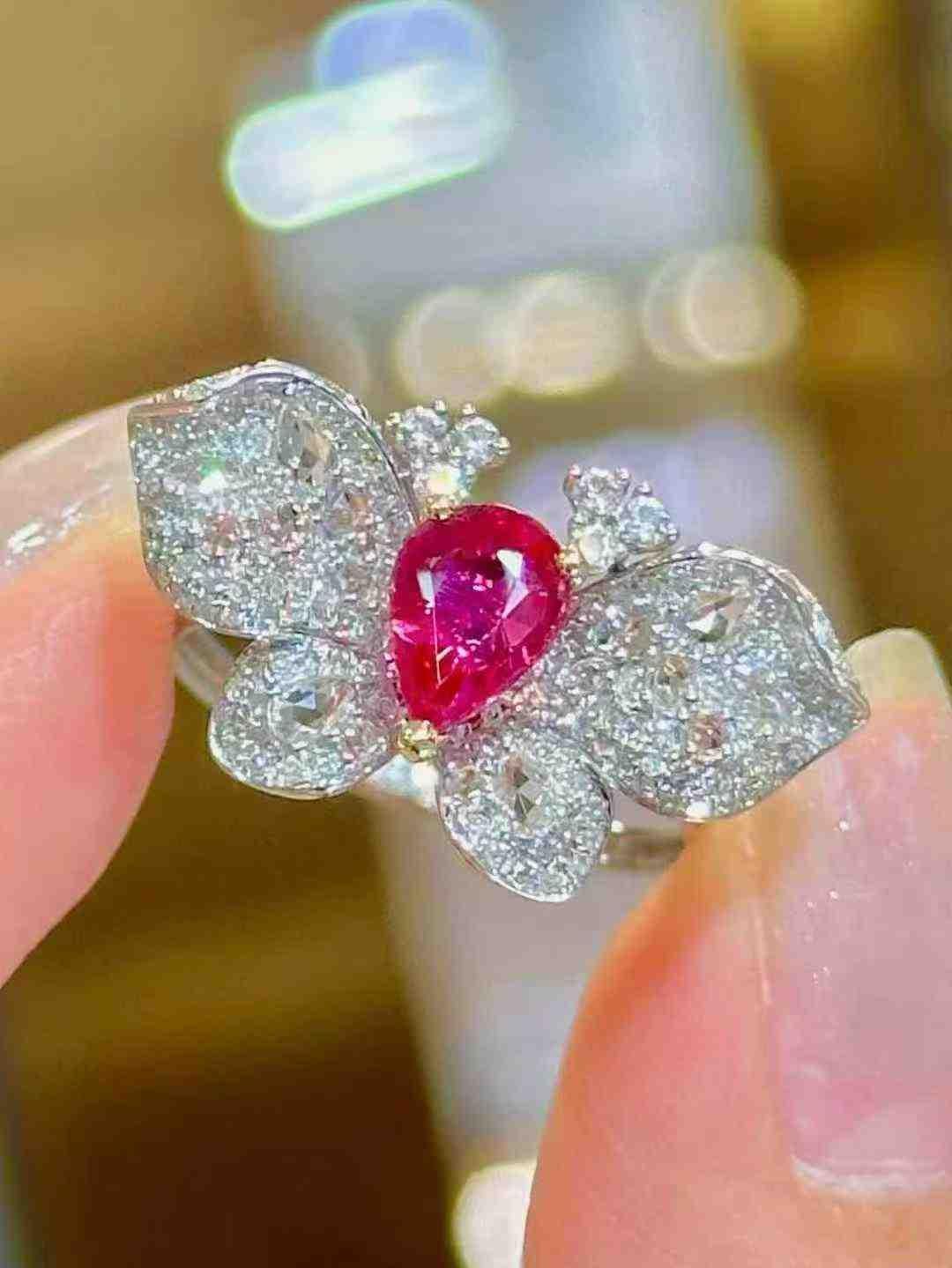 Anello a farfalla con rubino da 1 carato e diamanti bianchi da 0,88 carati in oro bianco 18 carati in vendita 1