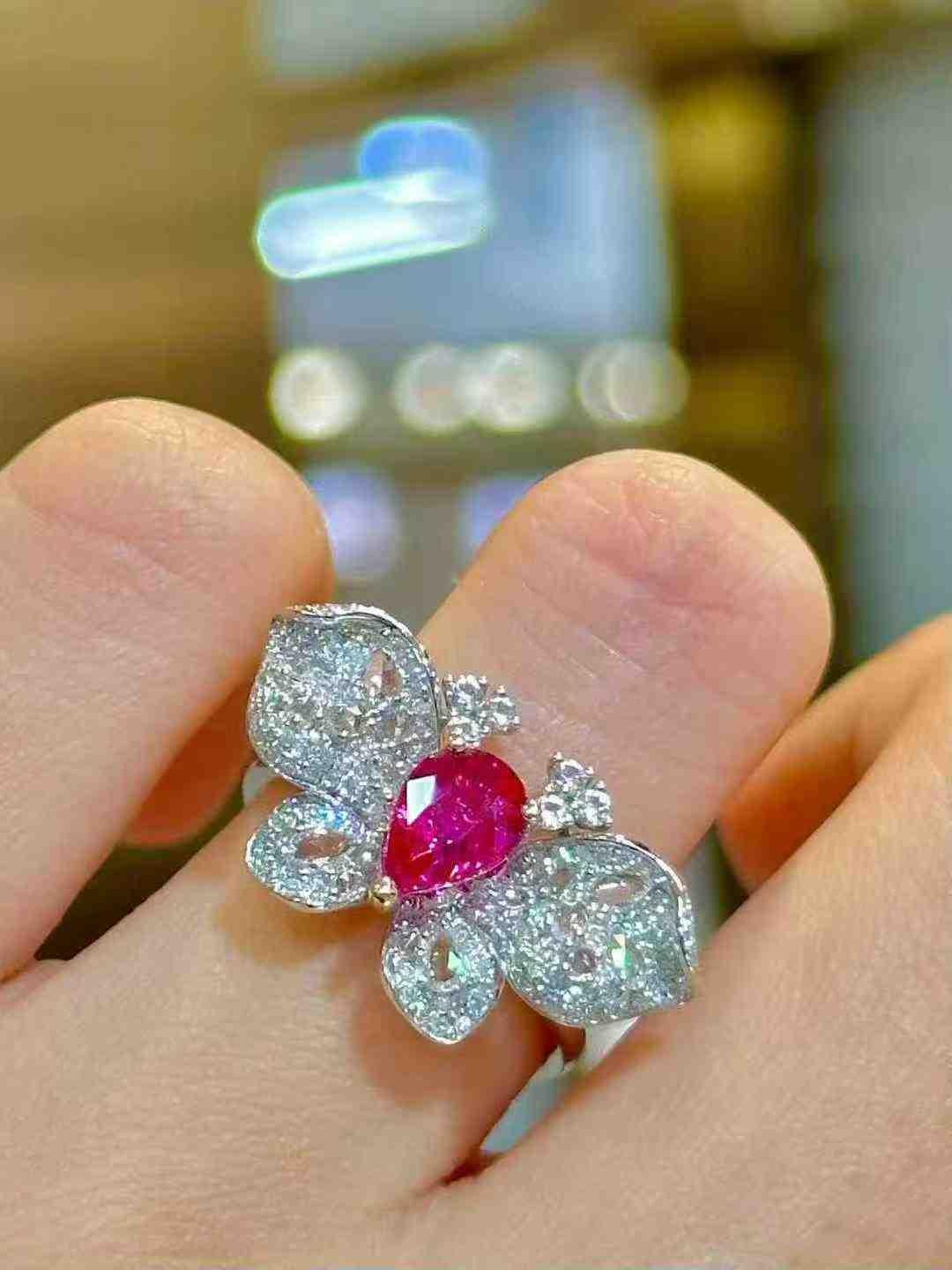 Anello a farfalla con rubino da 1 carato e diamanti bianchi da 0,88 carati in oro bianco 18 carati in vendita 2