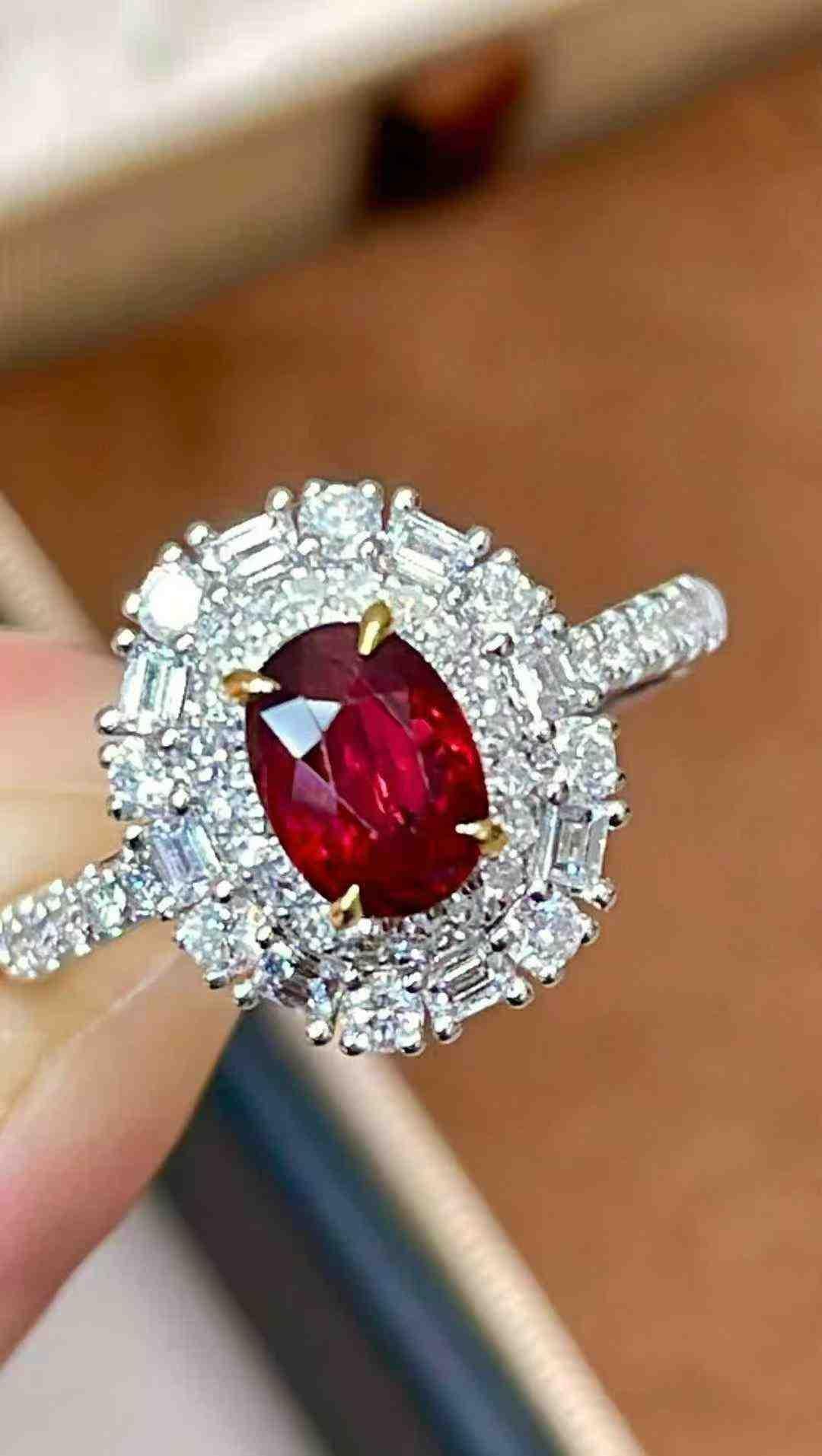 1ct Rubin Halo-Cocktailring mit 0,98ct weißen Diamanten in 18K Weißgold im Angebot 11