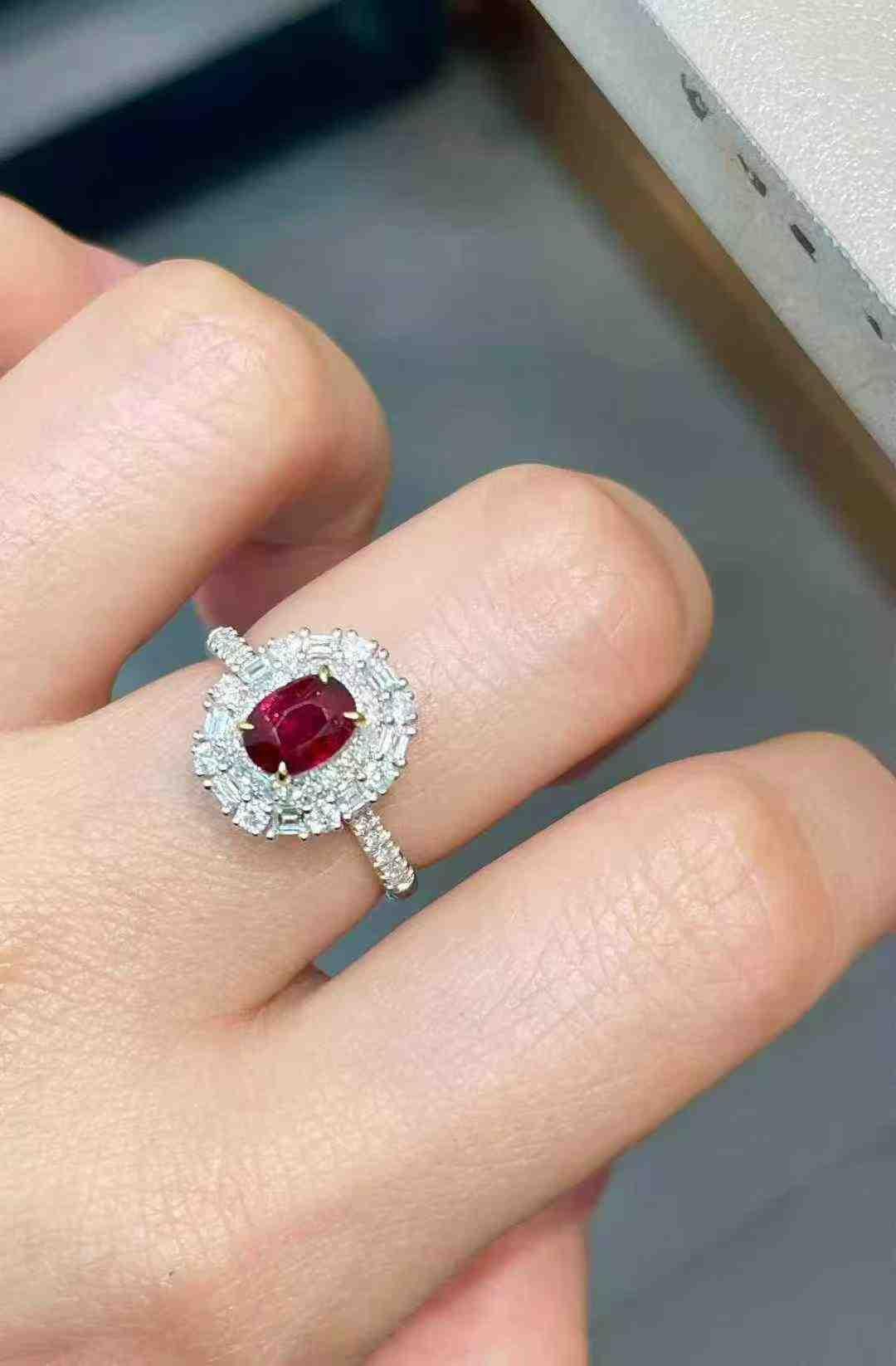 1ct Rubin Halo-Cocktailring mit 0,98ct weißen Diamanten in 18K Weißgold im Angebot 13