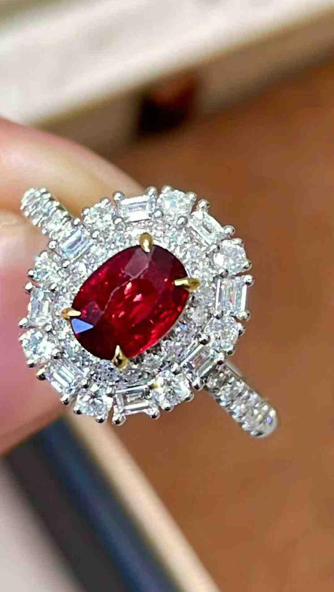 1ct Rubin Halo-Cocktailring mit 0,98ct weißen Diamanten in 18K Weißgold Damen im Angebot