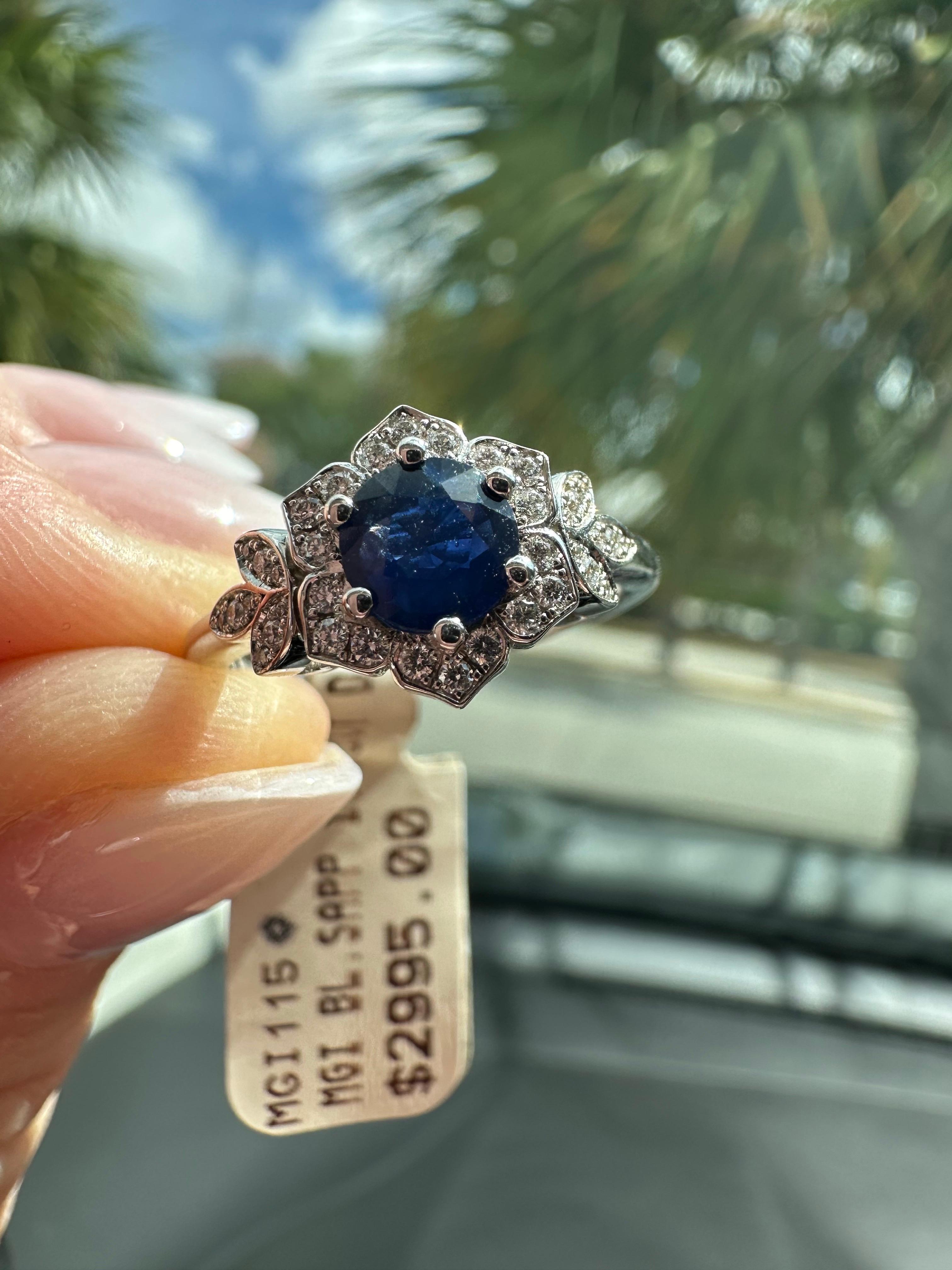 Floral Diamantring mit unglaublichen 1ct Saphir gemacht, präsentiert der Saphir zu verschiedenen Farbe in verschiedenen Einstellung manchmal super hell und hell, während andere Zeiten in Kerzenlicht dunkel und tief. Der Ring ist blumig und zart, in
