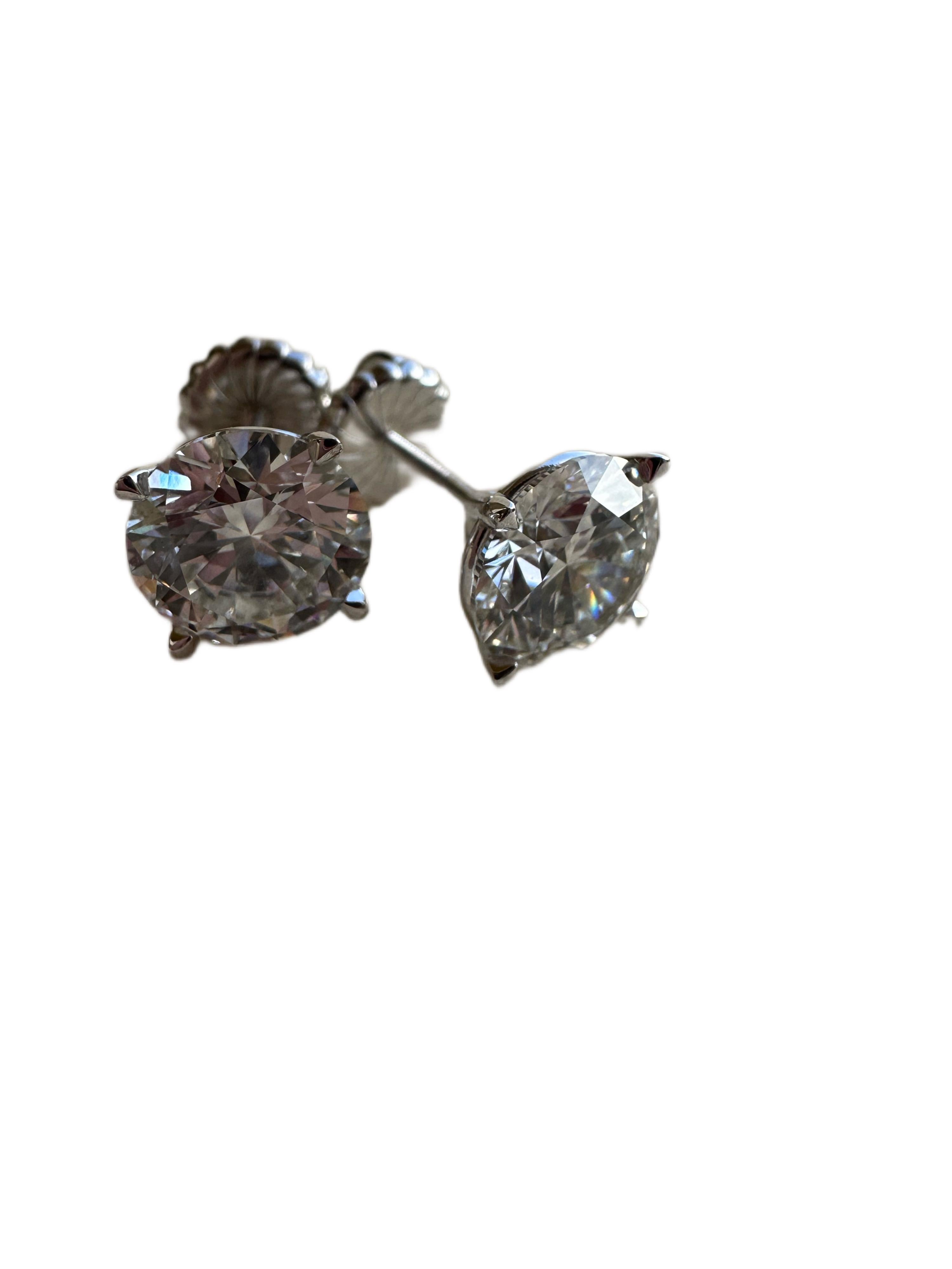 1ct each moissanite studs, certified mossianites with clarity at VVS1 and color F, these look like diamonds for fraction of the price, great for travelling and not worrying to loose a pair of studs, made with screw back in 14KT gold.

Certificate of