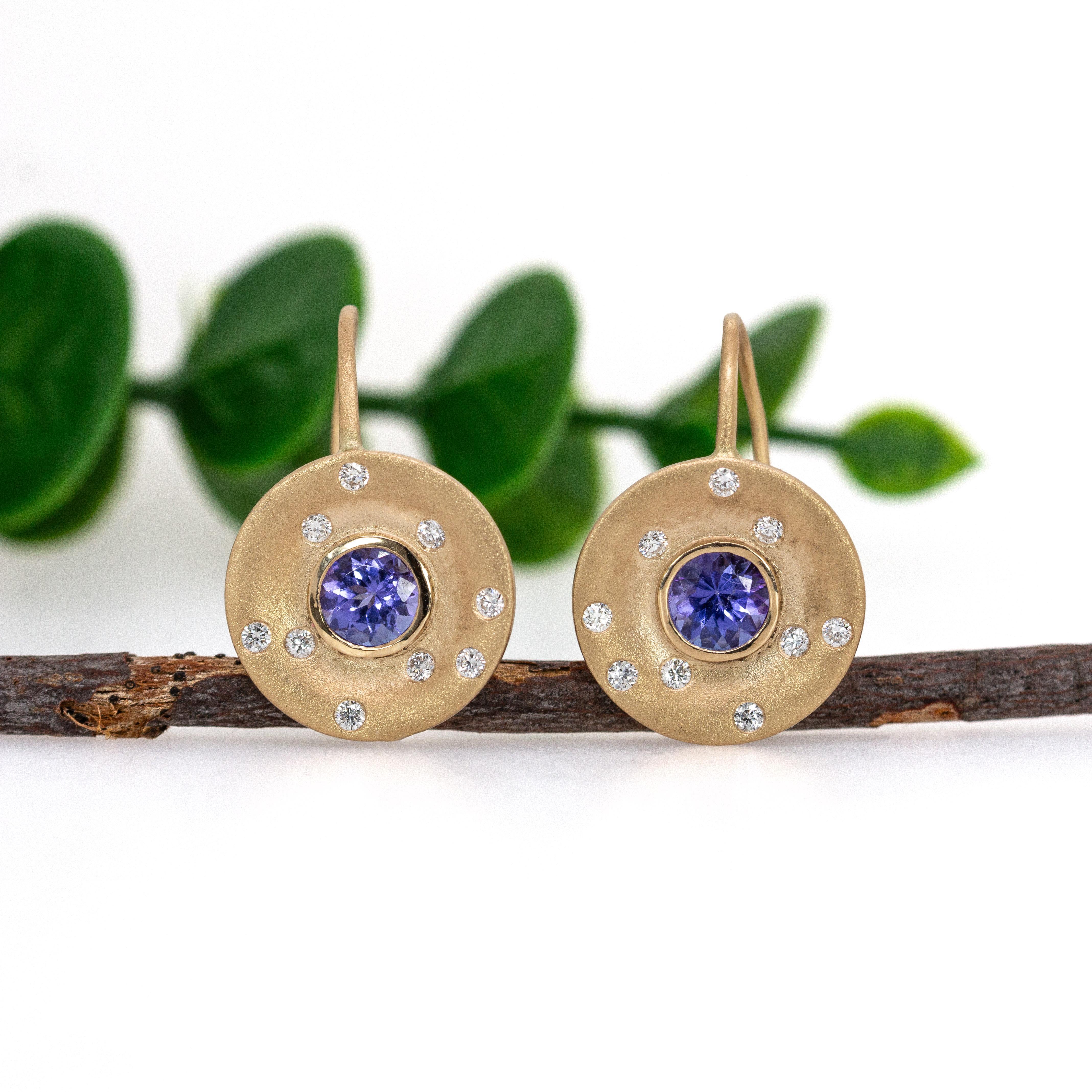Contemporaneo Orecchini con tanzanite da 1 centesimo in oro massiccio 14 carati con accenti di diamanti scintillanti, 5mm in vendita