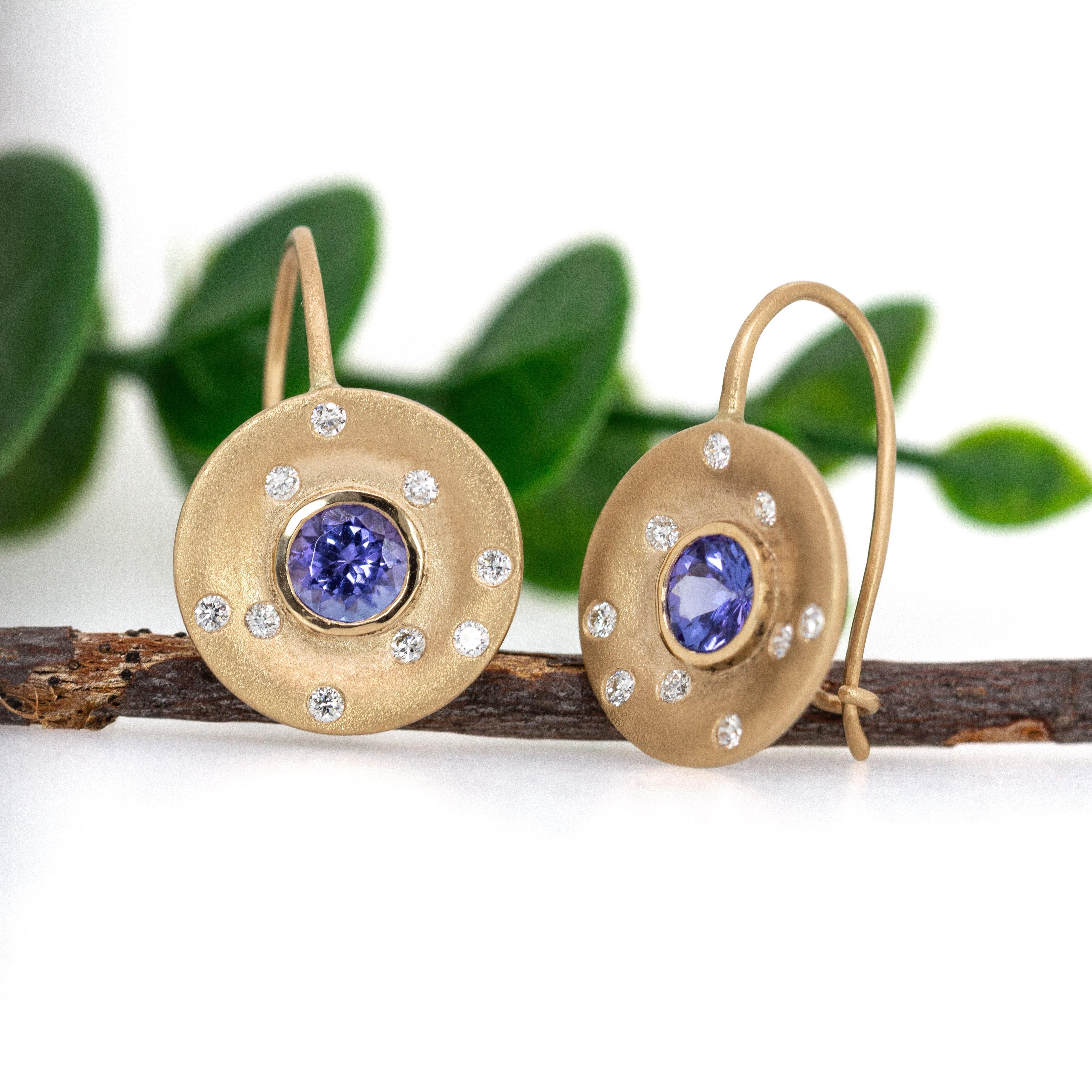 Taglio rotondo Orecchini con tanzanite da 1 centesimo in oro massiccio 14 carati con accenti di diamanti scintillanti, 5mm in vendita
