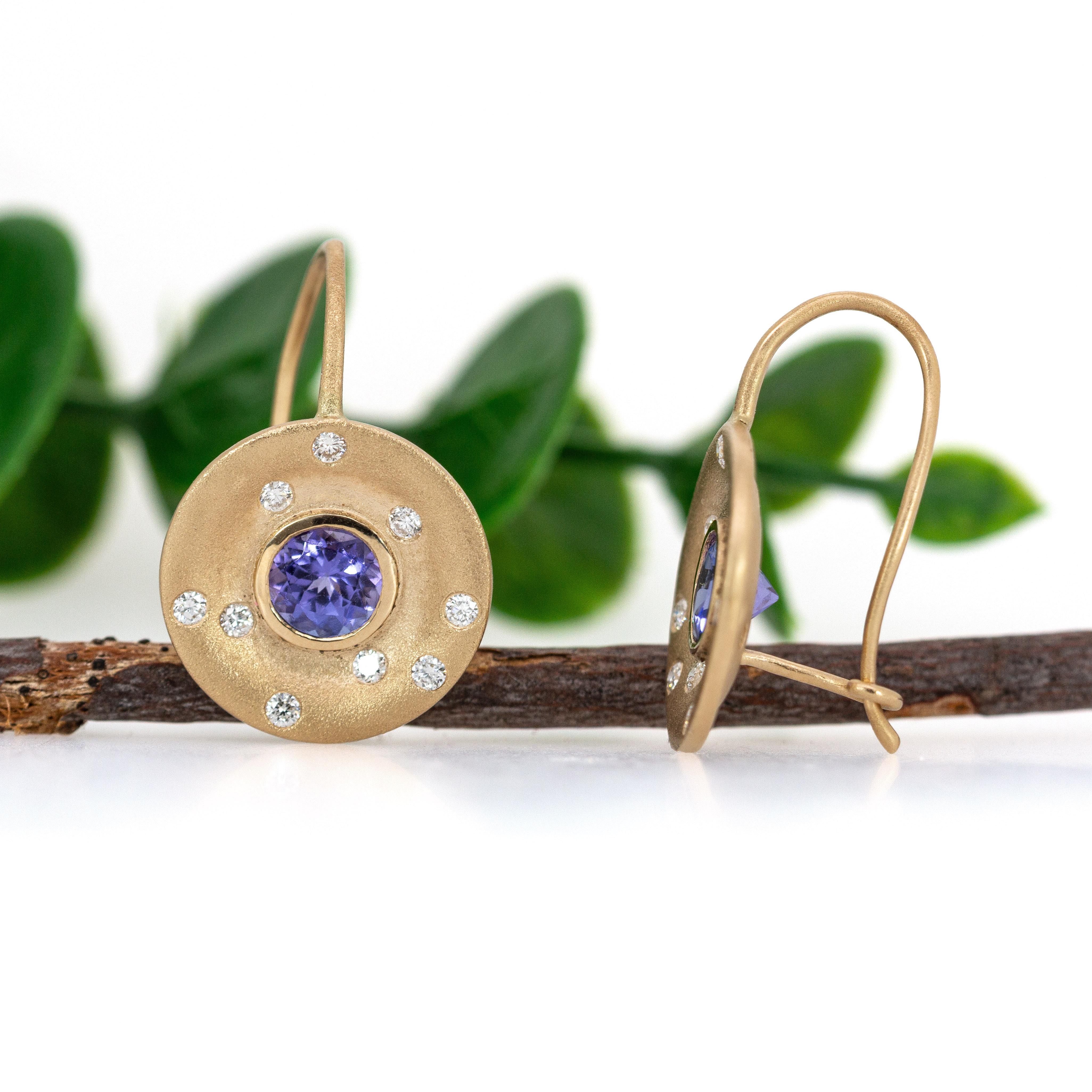 Orecchini con tanzanite da 1 centesimo in oro massiccio 14 carati con accenti di diamanti scintillanti, 5mm In condizioni Nuovo in vendita a Columbus, OH