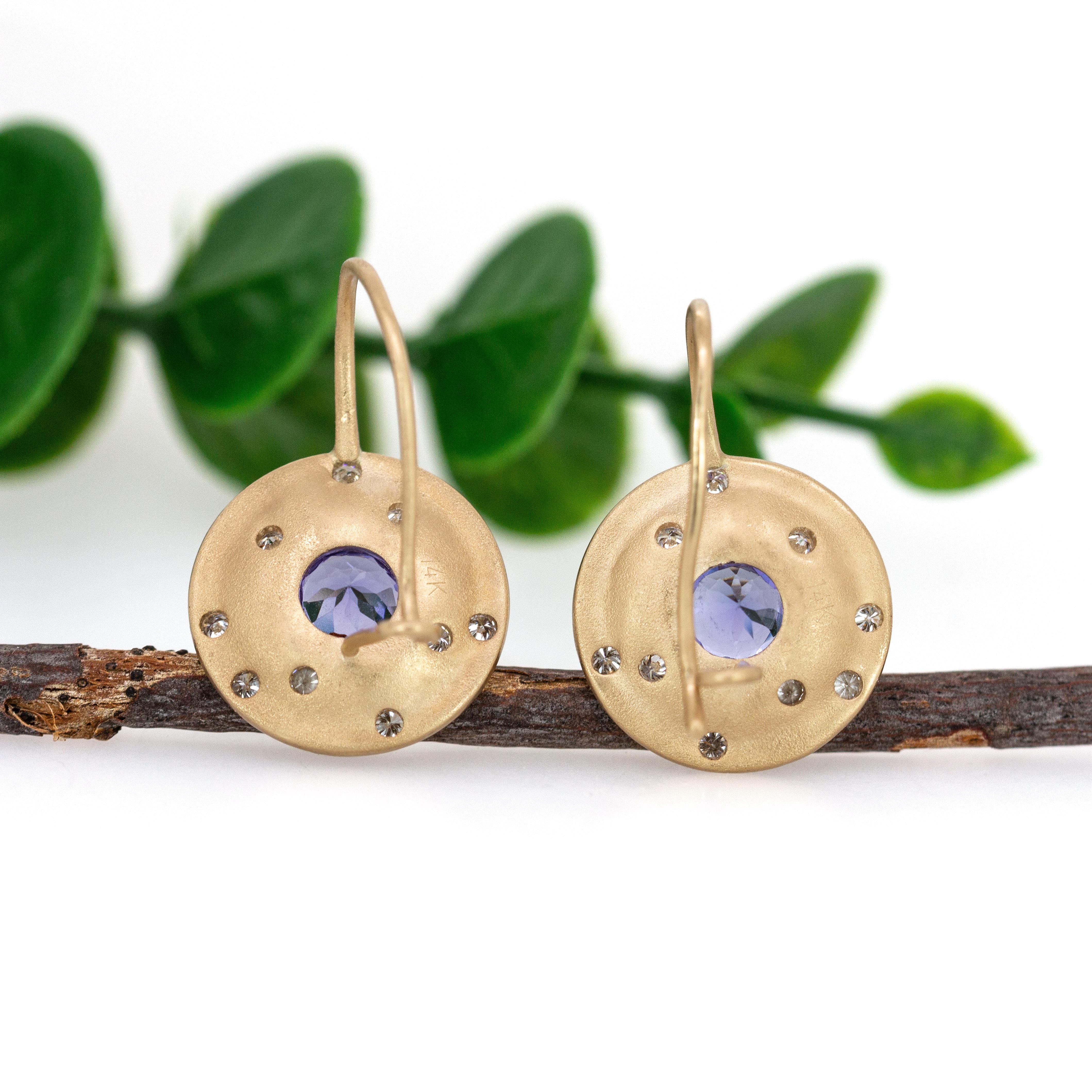 Donna Orecchini con tanzanite da 1 centesimo in oro massiccio 14 carati con accenti di diamanti scintillanti, 5mm in vendita