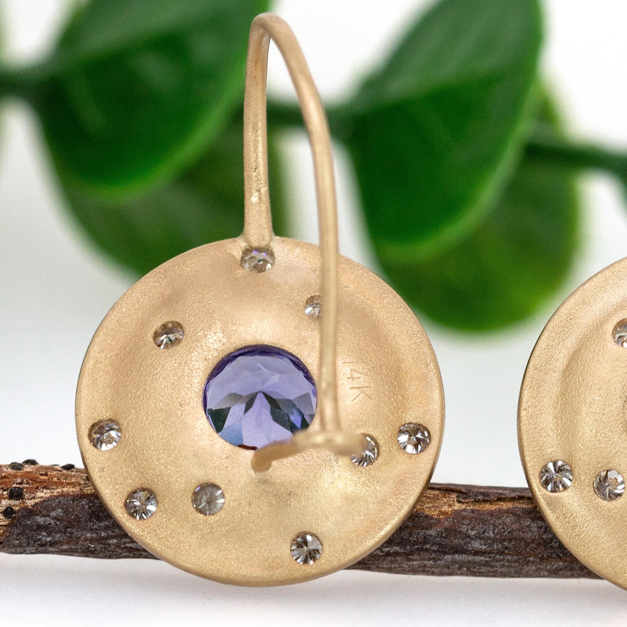 Orecchini con tanzanite da 1 centesimo in oro massiccio 14 carati con accenti di diamanti scintillanti, 5mm in vendita 1