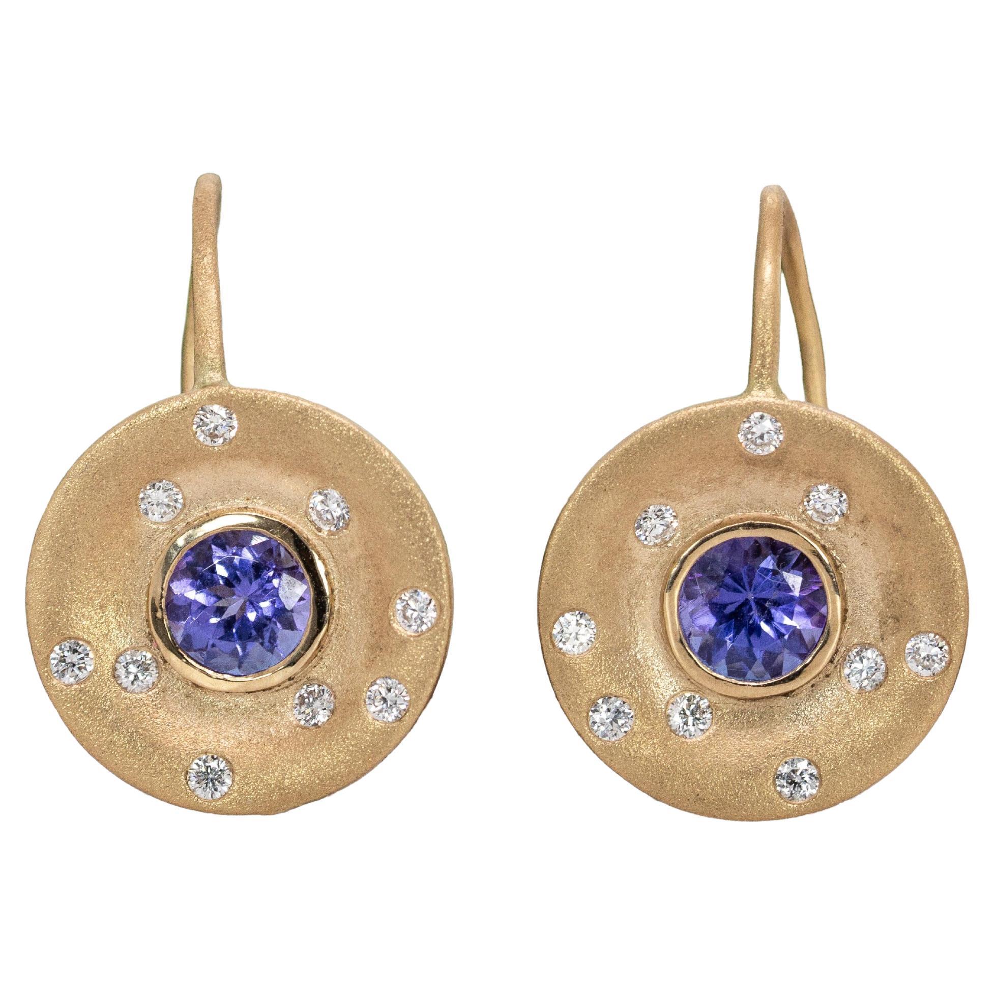 Orecchini con tanzanite da 1 centesimo in oro massiccio 14 carati con accenti di diamanti scintillanti, 5mm in vendita