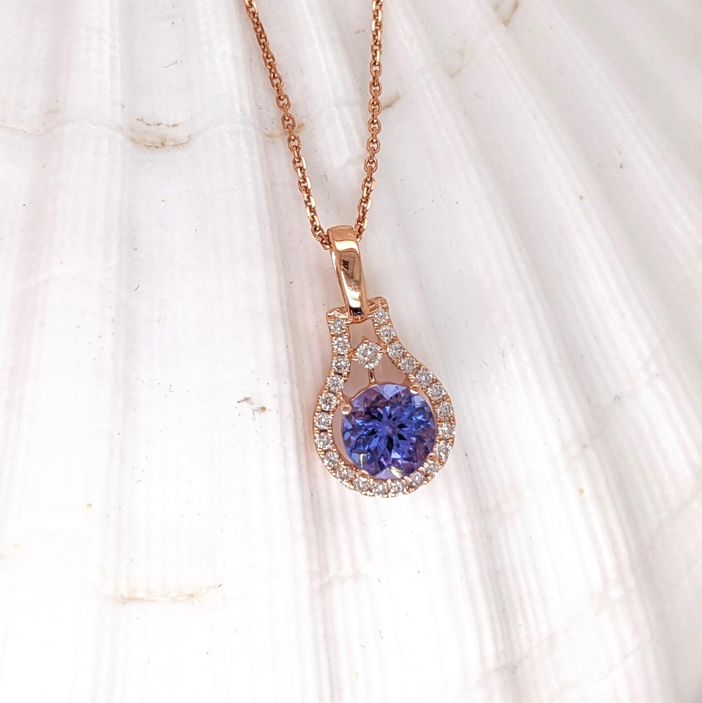 Moderno Ciondolo con tanzanite da 1 centesimo e diamanti estratti dalla terra in oro rosa massiccio 14 carati, rotondo 6 mm in vendita