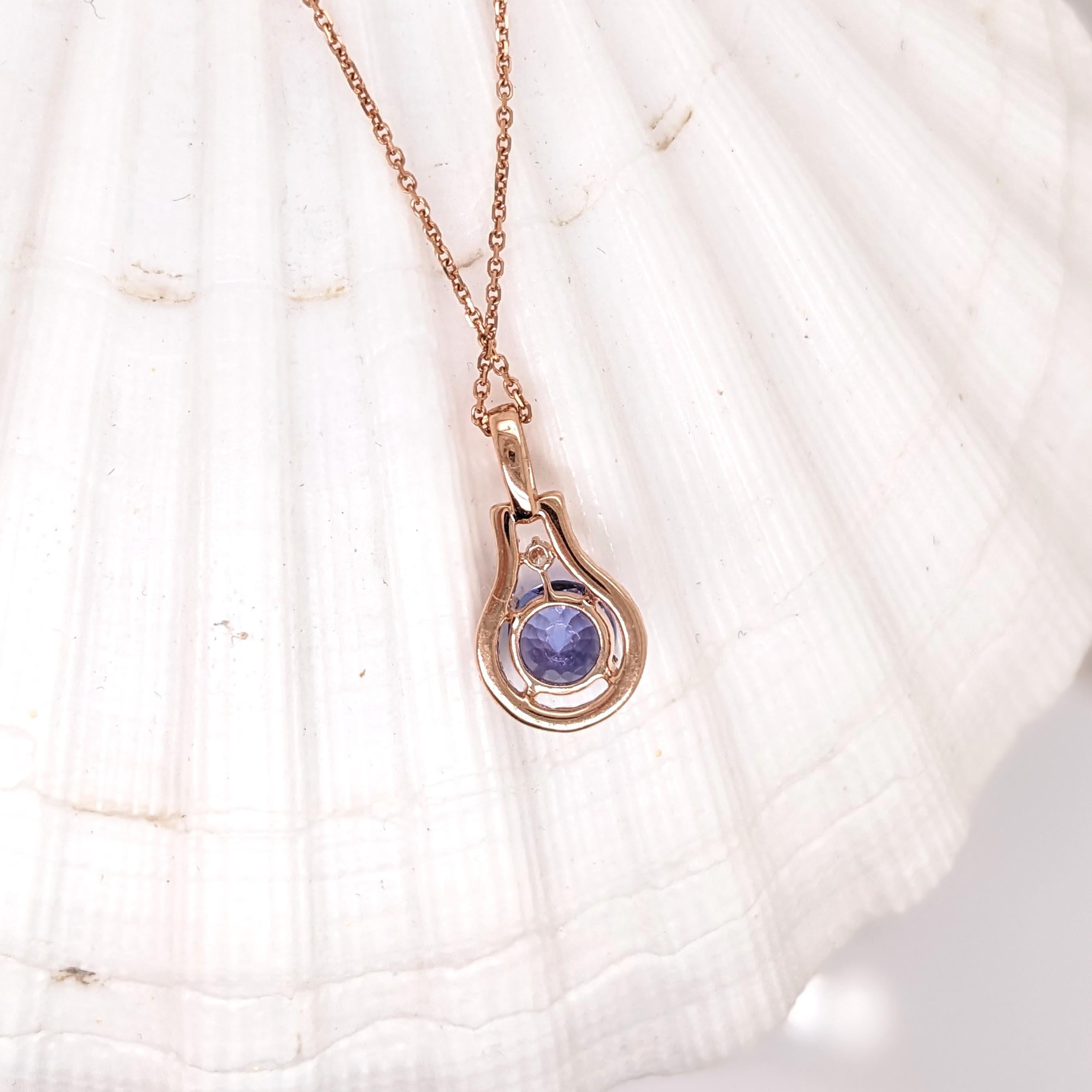 Ciondolo con tanzanite da 1 centesimo e diamanti estratti dalla terra in oro rosa massiccio 14 carati, rotondo 6 mm in vendita 1