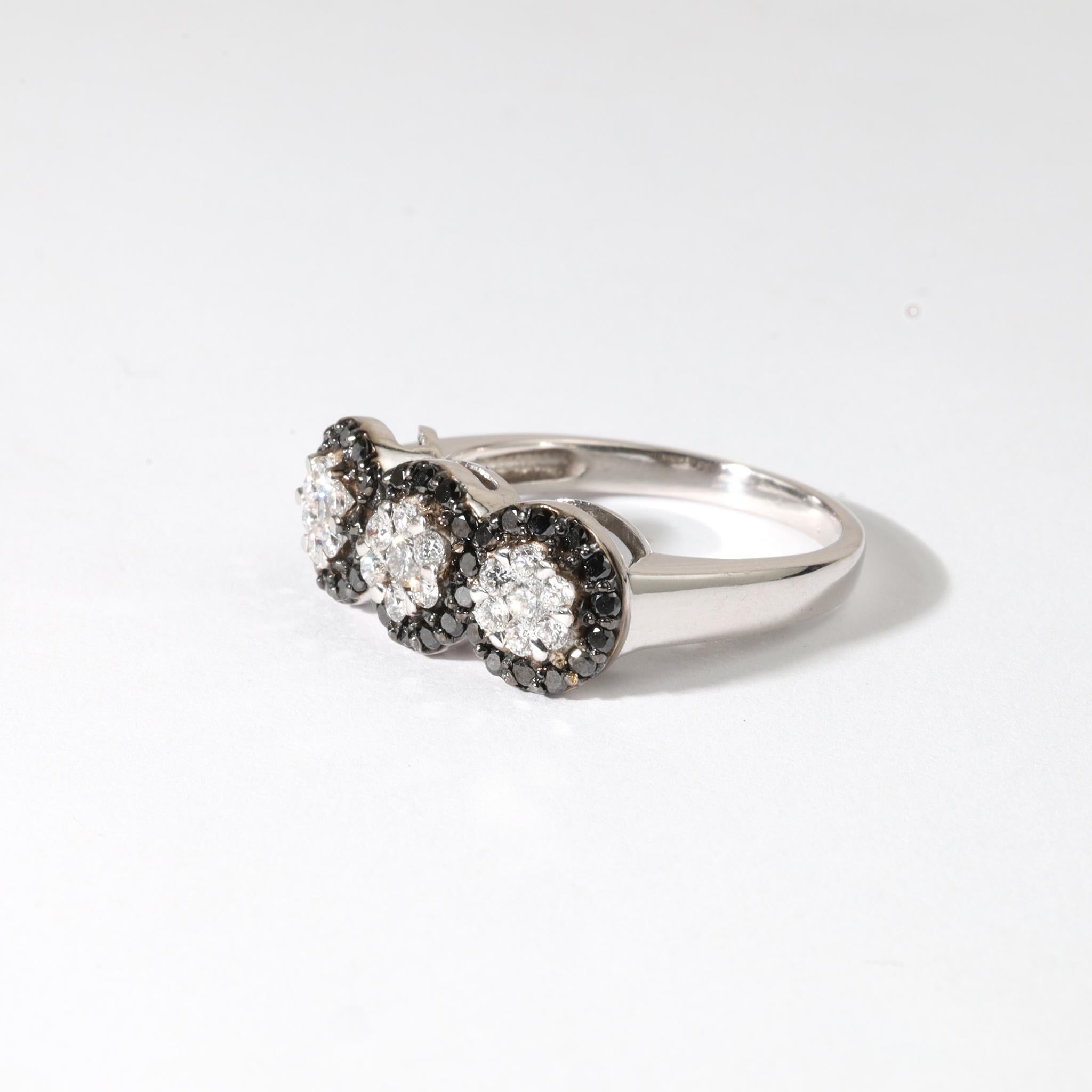 Audacieuse, sophistiquée et indubitablement luxueuse, cette bague à triple halo est une fusion frappante de contraste et de brillance. En son cœur, 0,52ct de diamants blancs naturels de taille ronde (couleur G, pureté VS), irradiant le feu et la