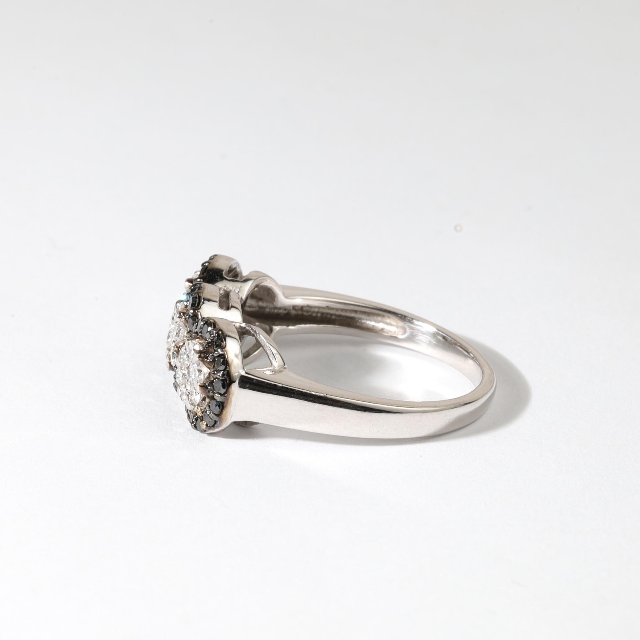 Art déco Bague de fiançailles en or blanc 18K avec triple halo de diamants blancs et noirs de 1ct en vente