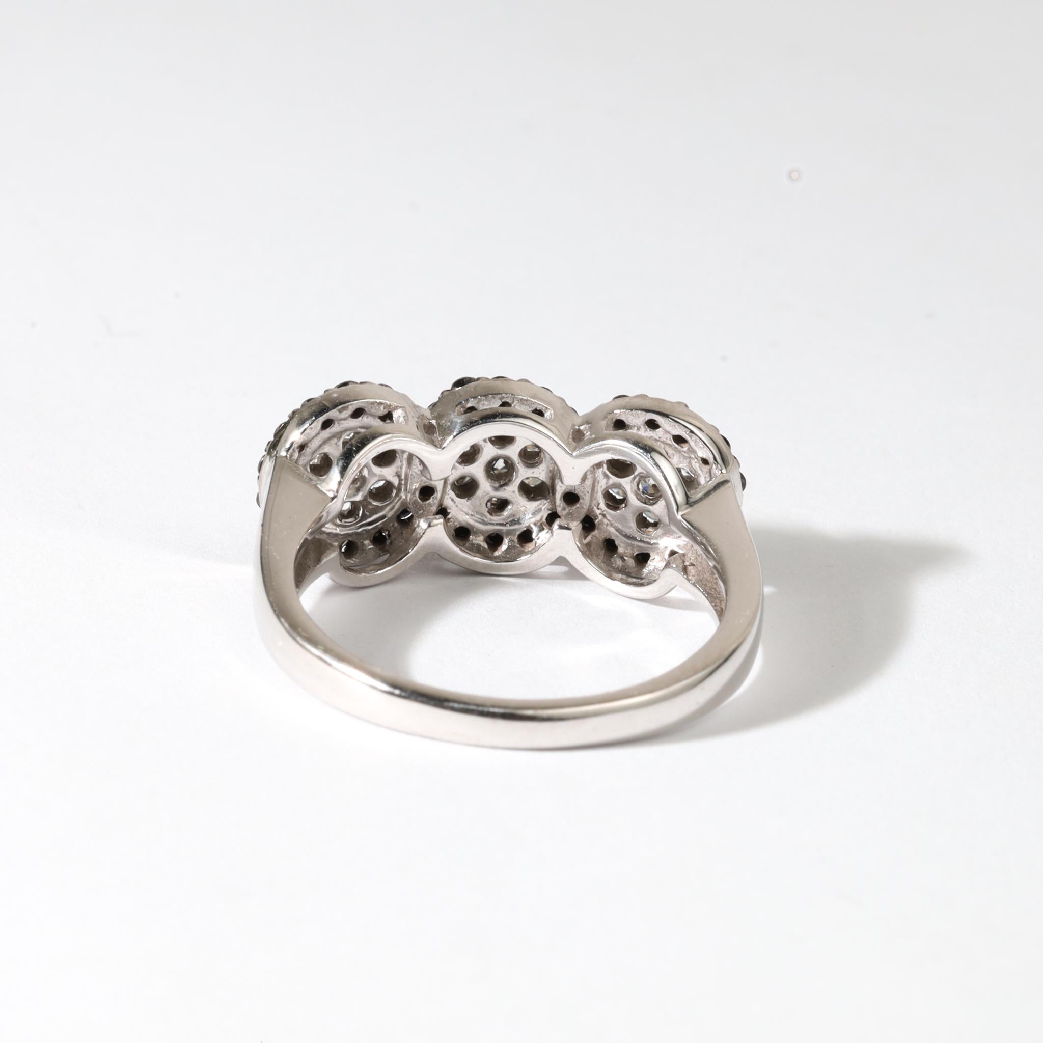 Taille ronde Bague de fiançailles en or blanc 18K avec triple halo de diamants blancs et noirs de 1ct en vente