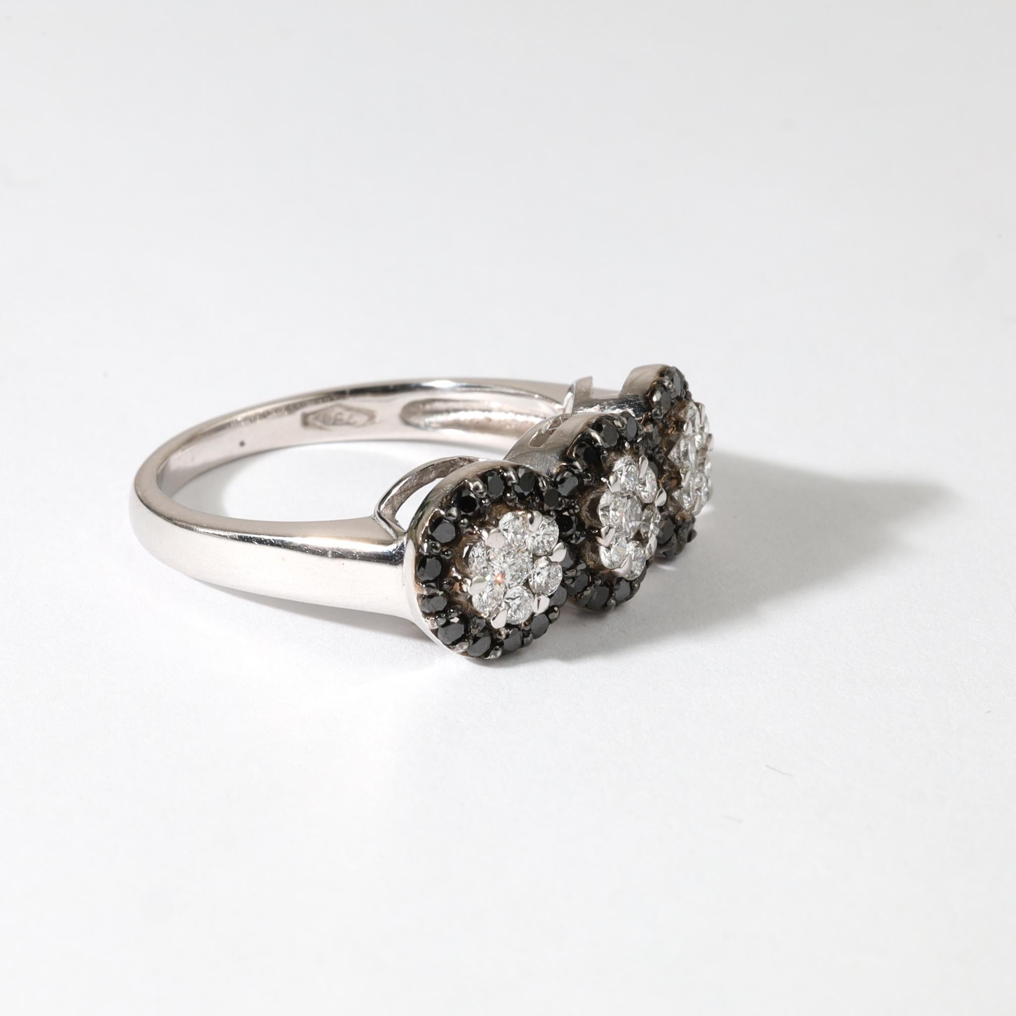 Bague de fiançailles en or blanc 18K avec triple halo de diamants blancs et noirs de 1ct Neuf - En vente à Jaipur, RJ