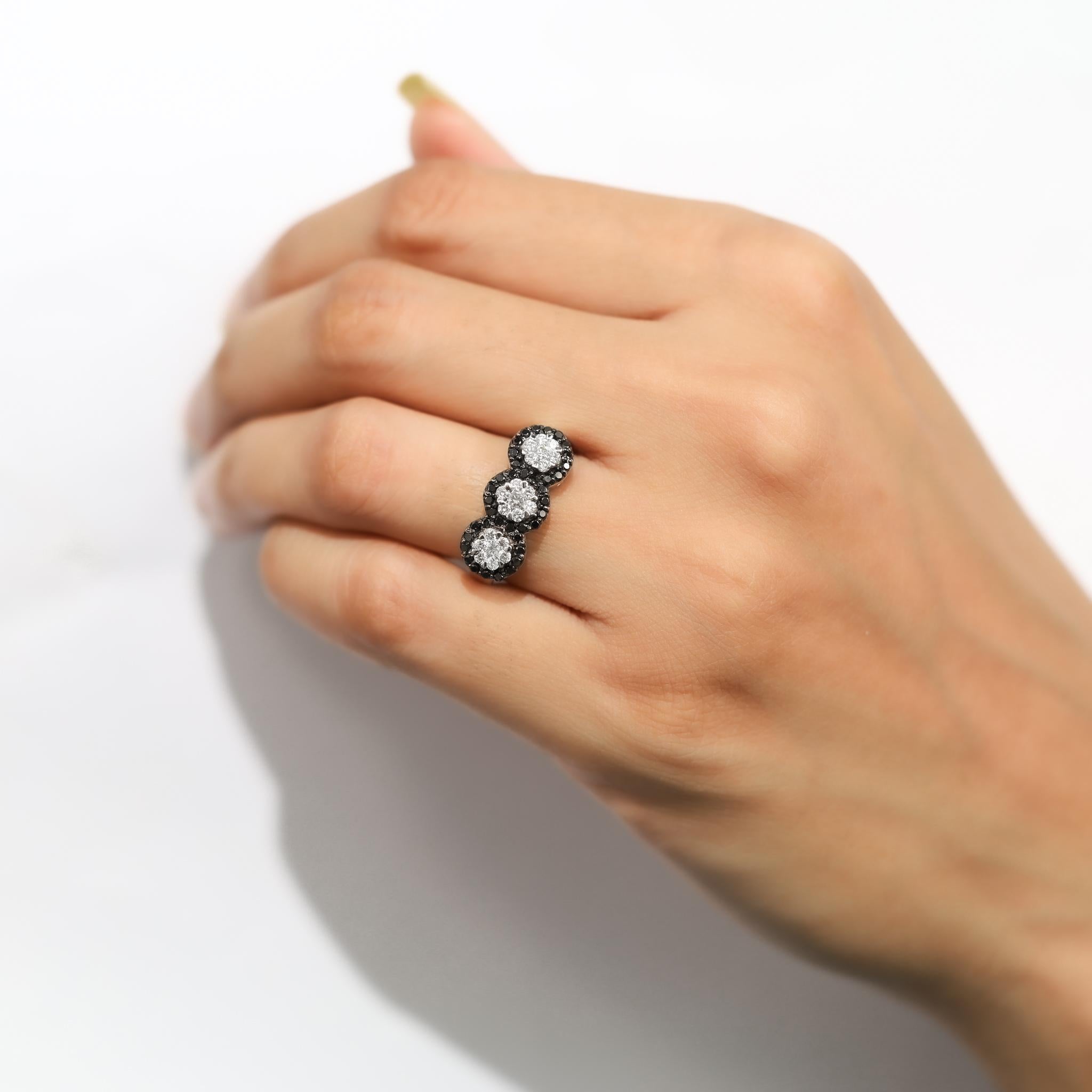 Bague de fiançailles en or blanc 18K avec triple halo de diamants blancs et noirs de 1ct Pour femmes en vente