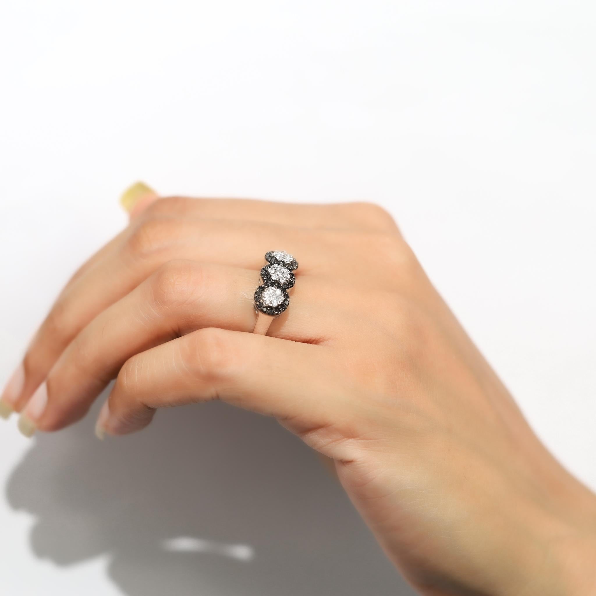 Bague de fiançailles en or blanc 18K avec triple halo de diamants blancs et noirs de 1ct en vente 1