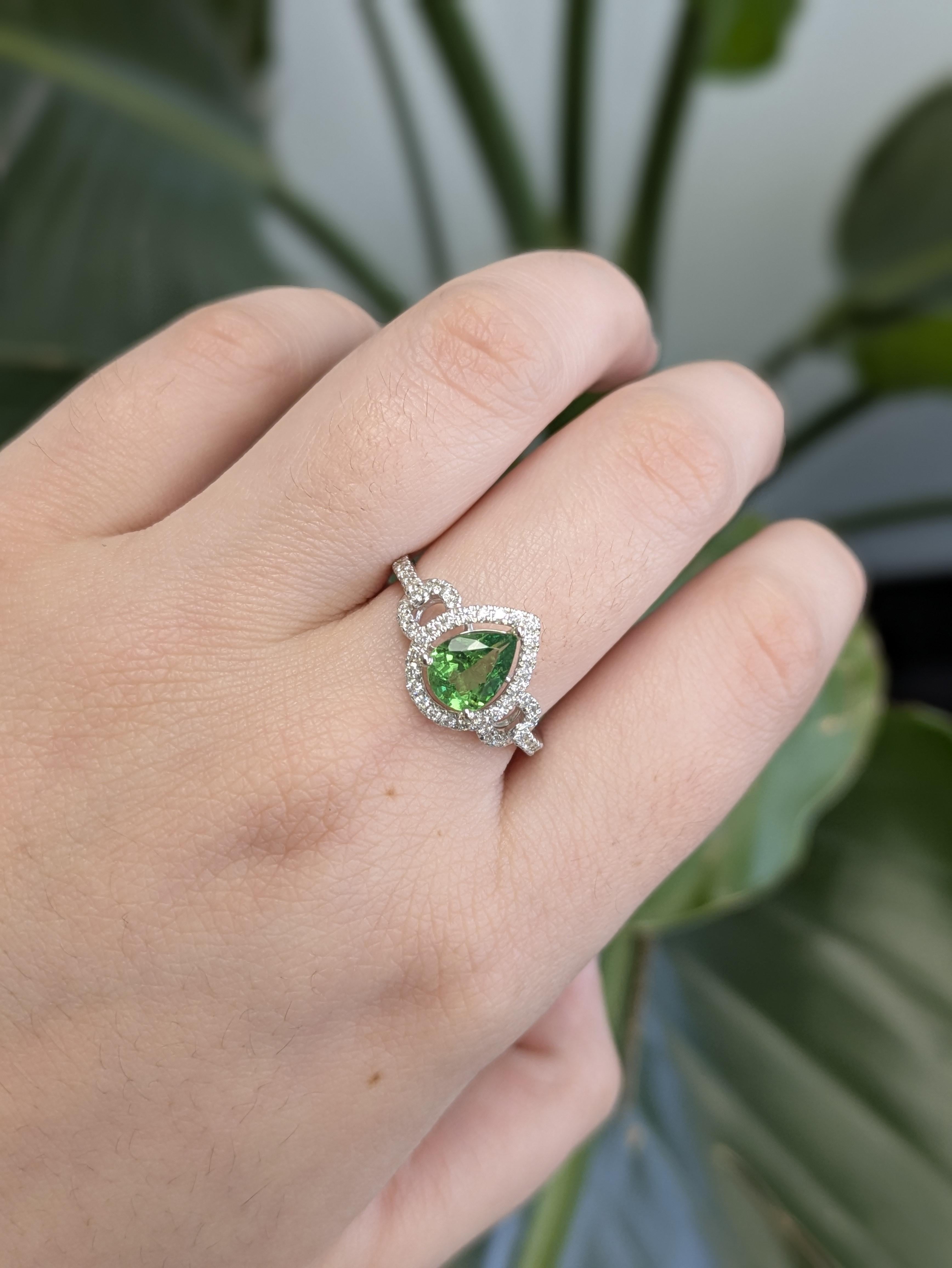Cette bague exquise est ornée d'un grenat tsavorite de 1,02 carat en forme de poire, mesurant 8 x 6 mm, qui constitue la pièce maîtresse de la bague. Sertie en or 14k (3,18 g), la bague est rehaussée de 50 diamants brillants totalisant 0,39 carat,