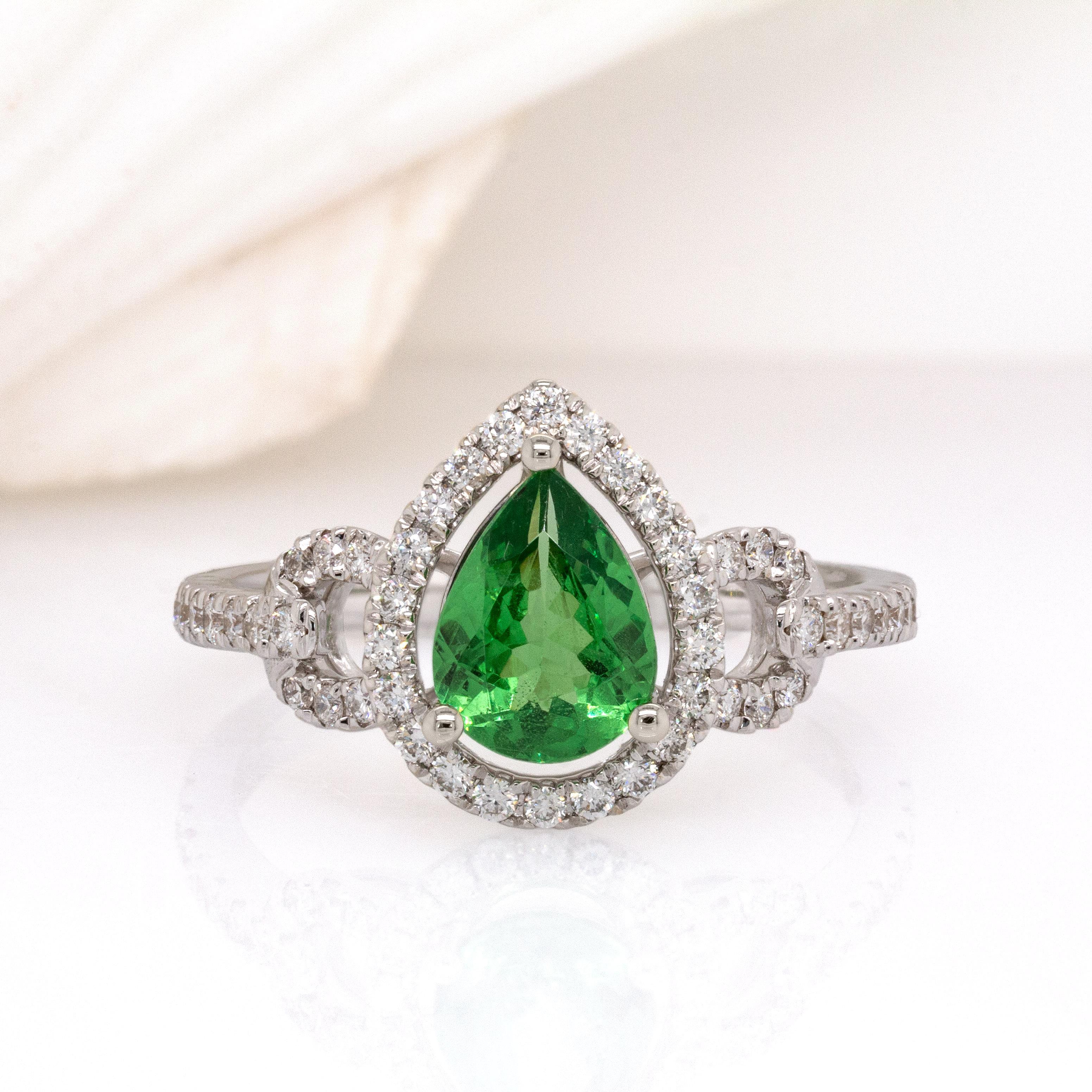 Contemporain Bague grenat tsavorite 1cts avec halo de diamants Nature : or massif 14k  8x6mm en vente