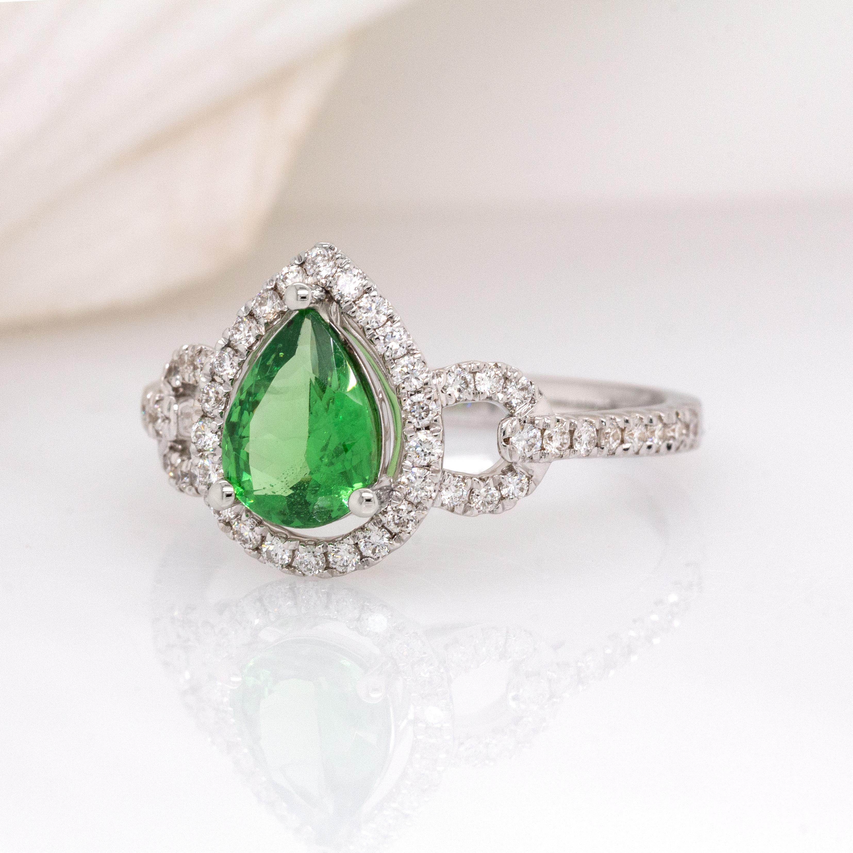 Taille poire Bague grenat tsavorite 1cts avec halo de diamants Nature : or massif 14k  8x6mm en vente