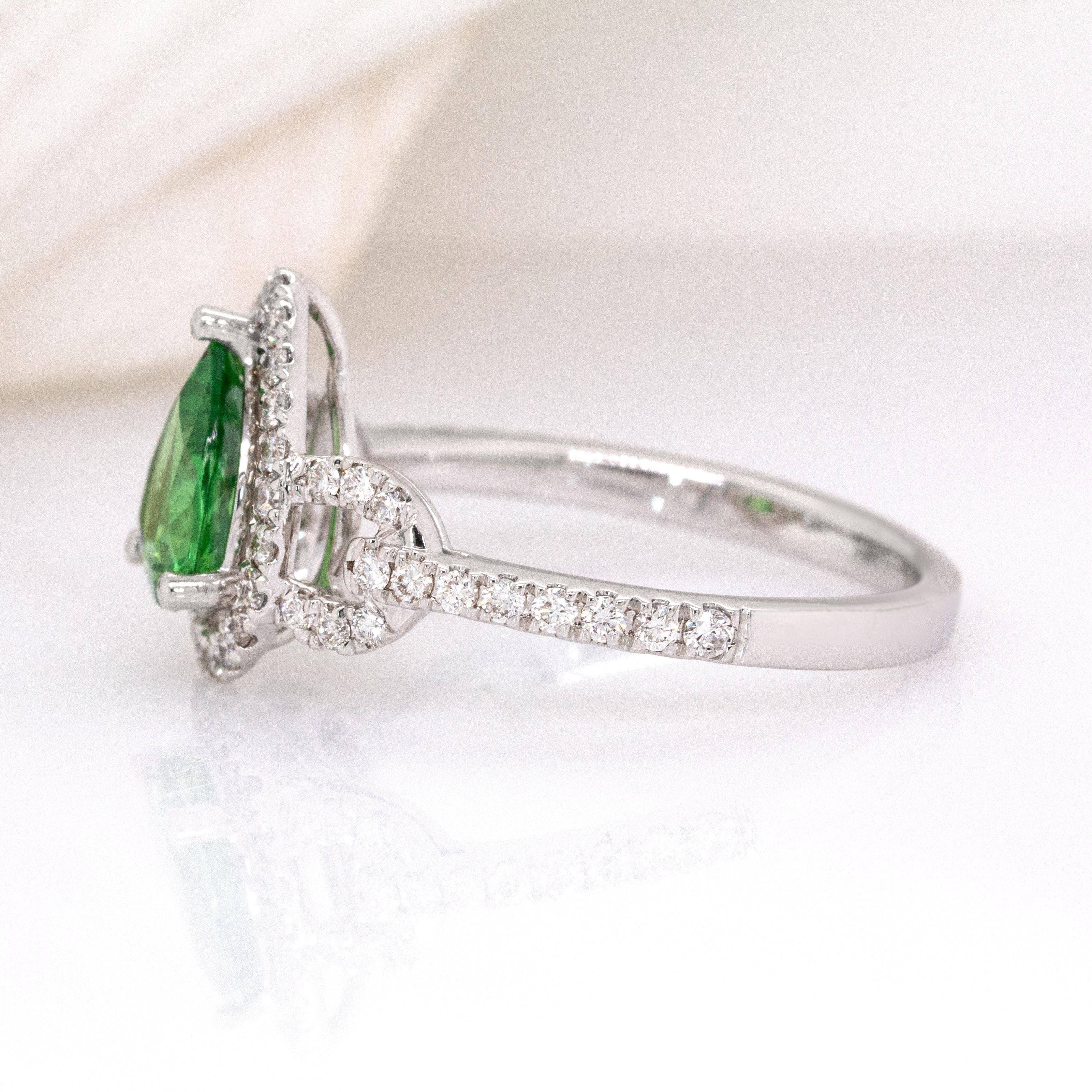 Bague grenat tsavorite 1cts avec halo de diamants Nature : or massif 14k  8x6mm Neuf - En vente à Columbus, OH
