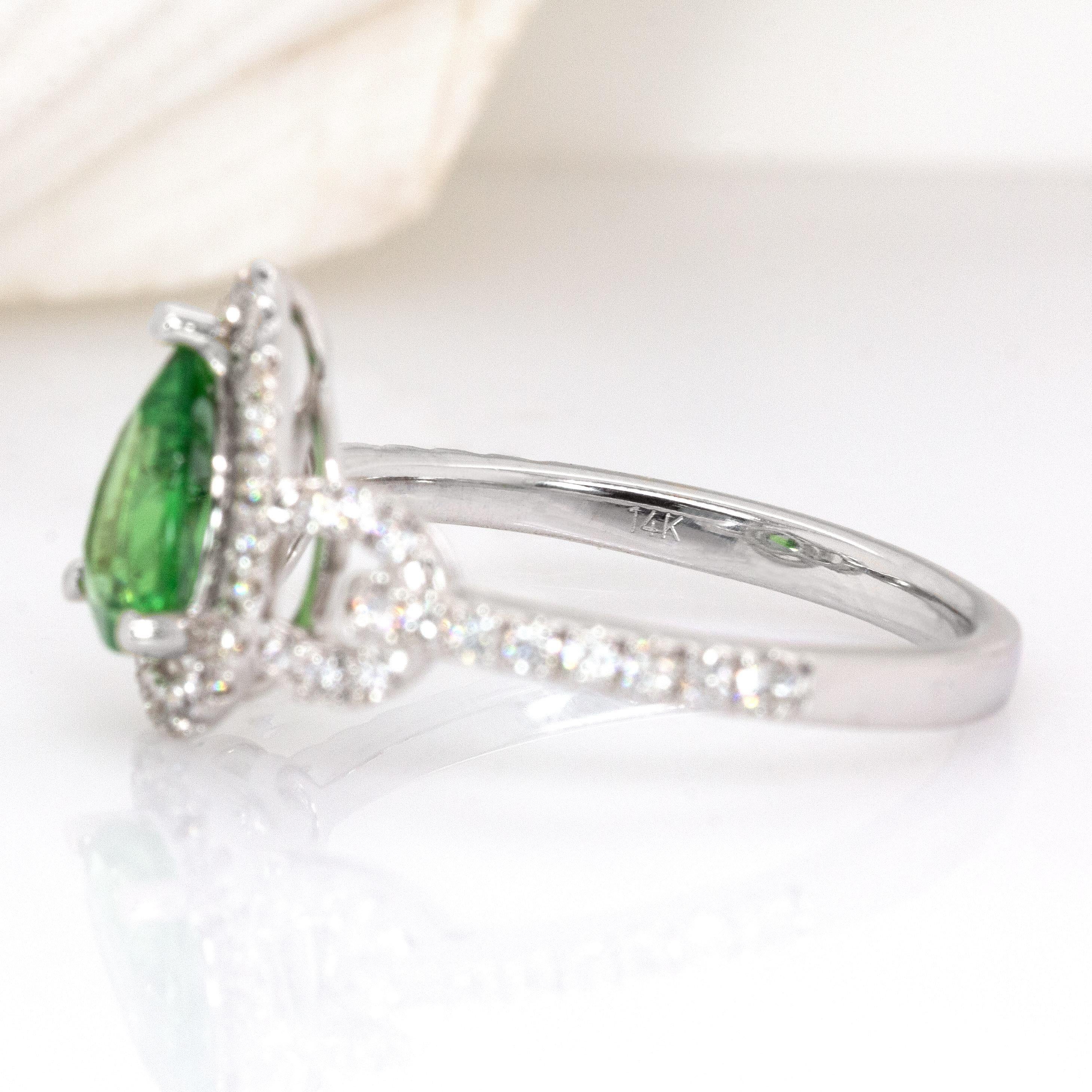 Bague grenat tsavorite 1cts avec halo de diamants Nature : or massif 14k  8x6mm en vente 1