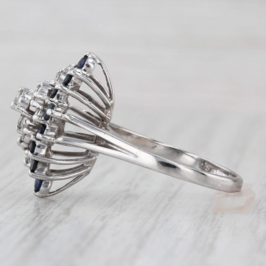 Informations sur les pierres précieuses :
- Saphir Naturel -
Carats - 0.70ctw 
Coupe - ronde
Couleur - Bleu foncé
Traitement - Chauffé

- Diamants naturels -
Total des carats - 0.30ctw
Taille - Brilliante ronde
Couleur - G - H
Clarté - SI1 -