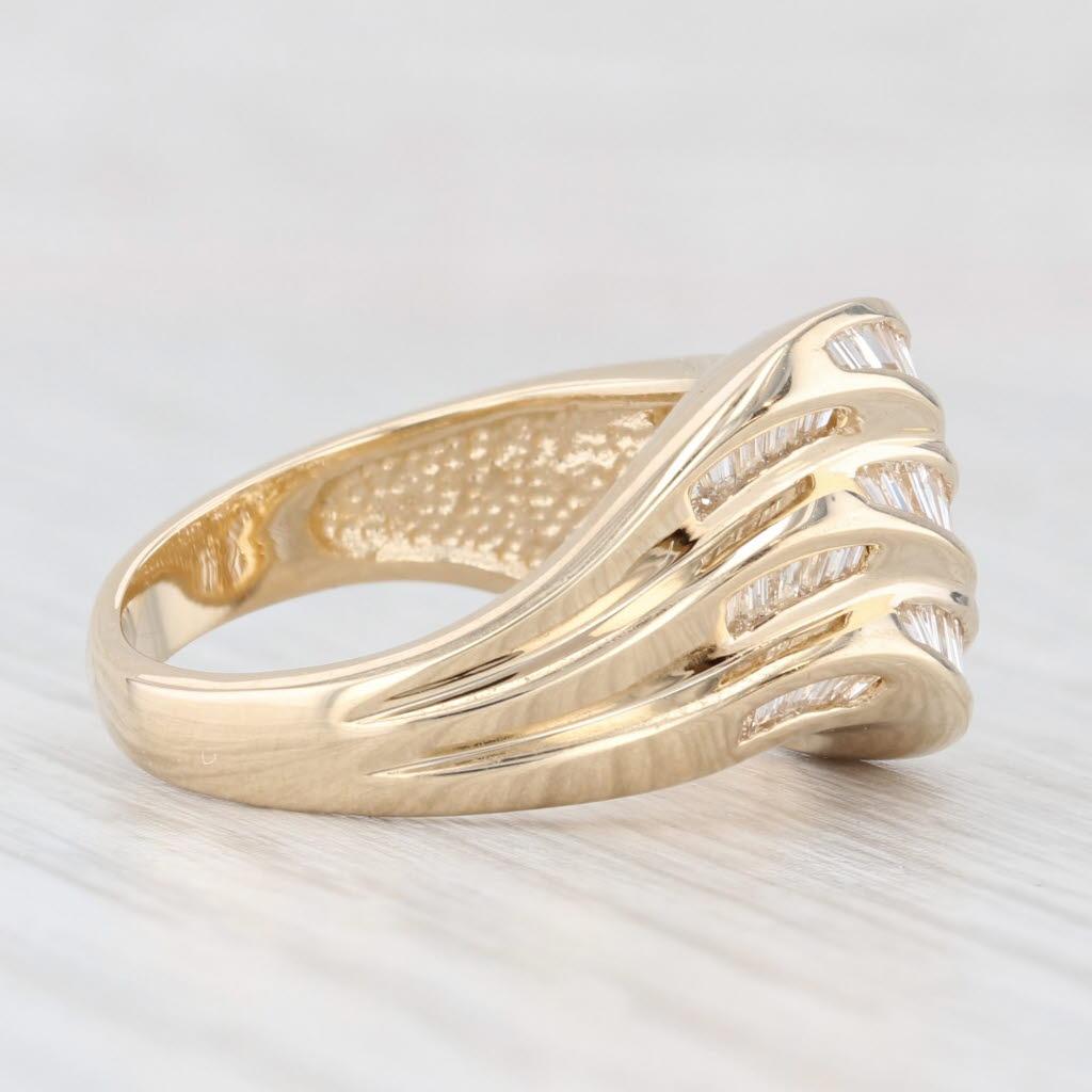 Informazioni sulla gemma:
- Diamanti naturali -
Carati totali - 1ctw
Taglio - Baguette
Colore - F - G
Chiarezza - VS2

Metallo: oro giallo 14k
Peso: 6,9 grammi 
Timbri: 14k
Altezza della faccia: 12.6 mm 
Altezza sopra il dito: 5.2 mm
Larghezza