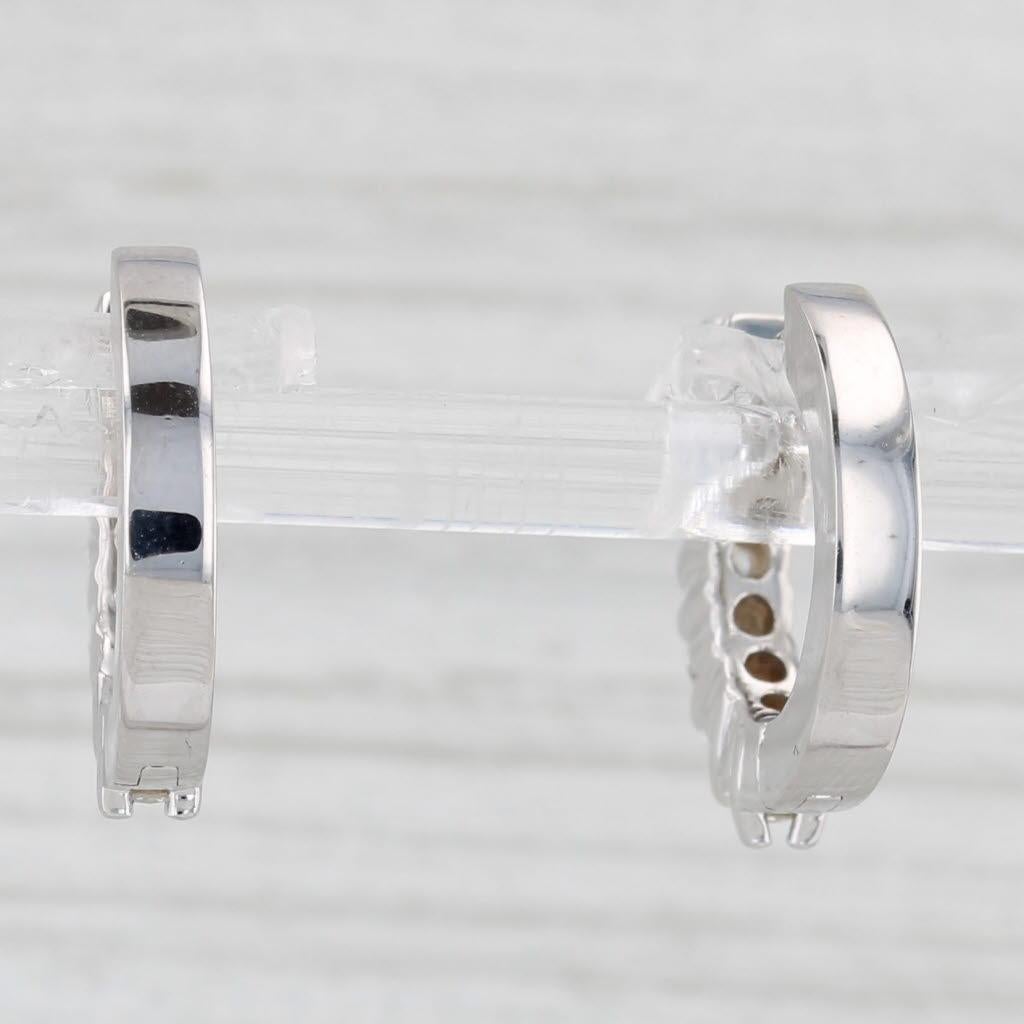 Orecchini a cerchio Huggie con diamante da 1ctw in oro bianco 18k con cerniera In condizioni buone in vendita a McLeansville, NC