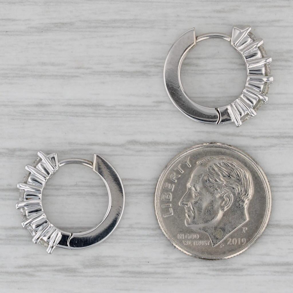 Orecchini a cerchio Huggie con diamante da 1ctw in oro bianco 18k con cerniera in vendita 1