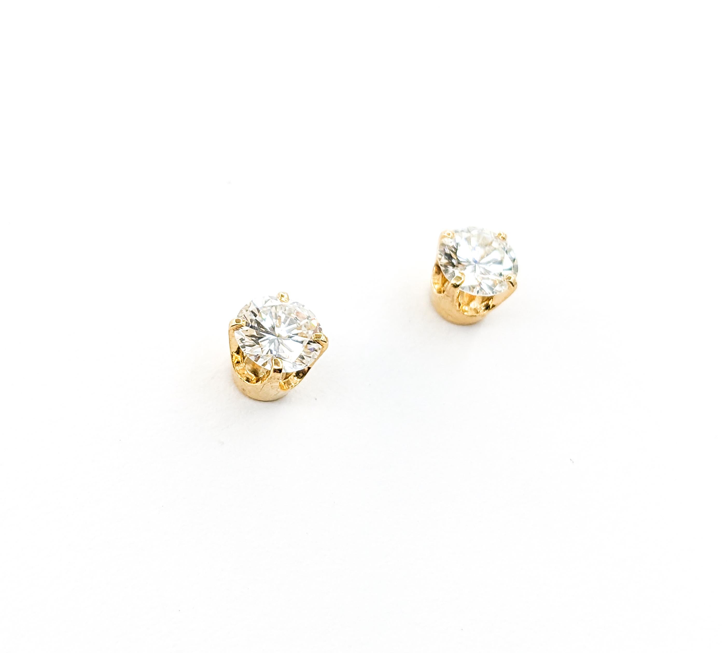Contemporary 1ctw Diamond Stud Earrings In Yellow Gold For Sale
