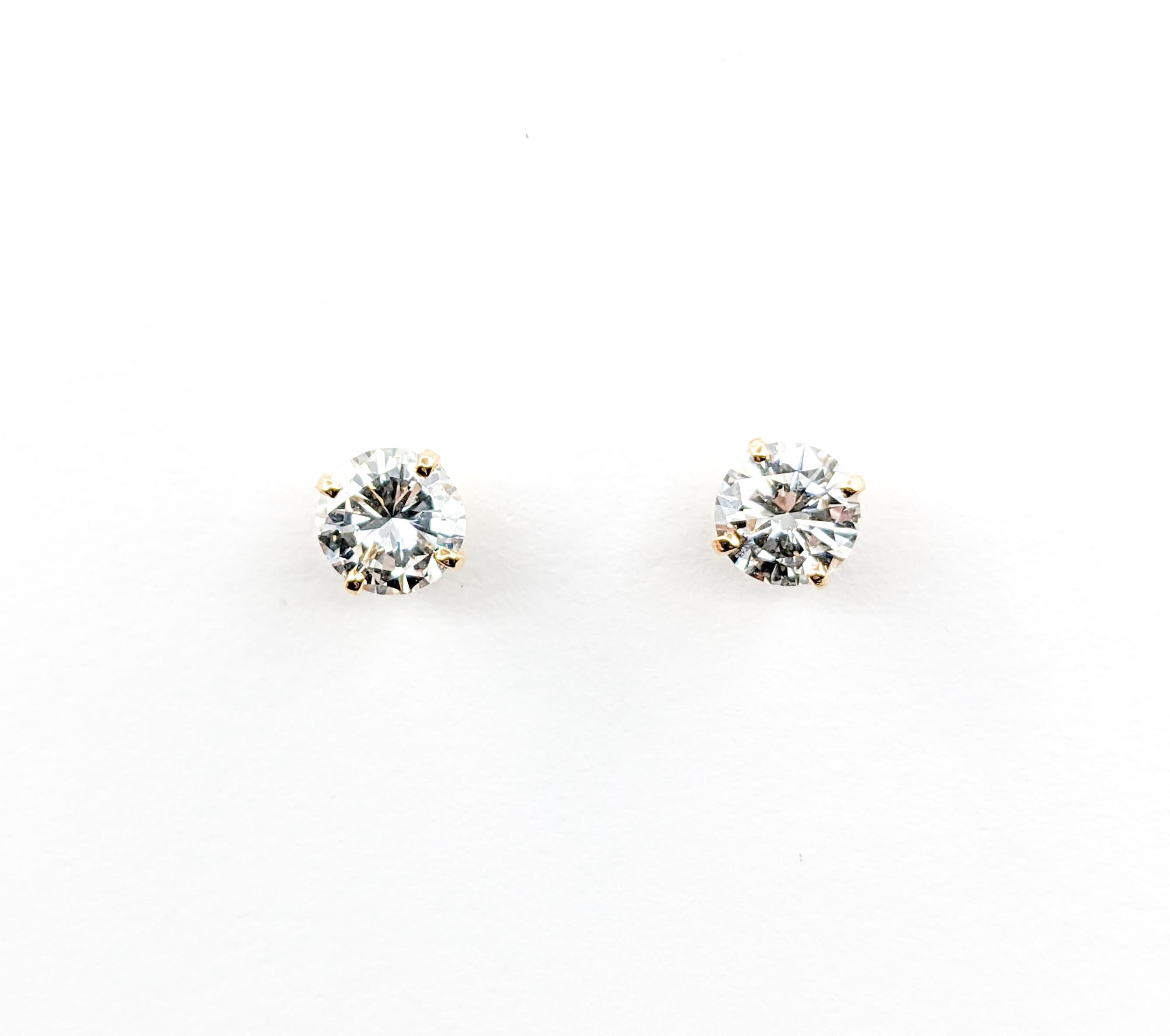 Round Cut 1ctw Diamond Stud Earrings In Yellow Gold For Sale