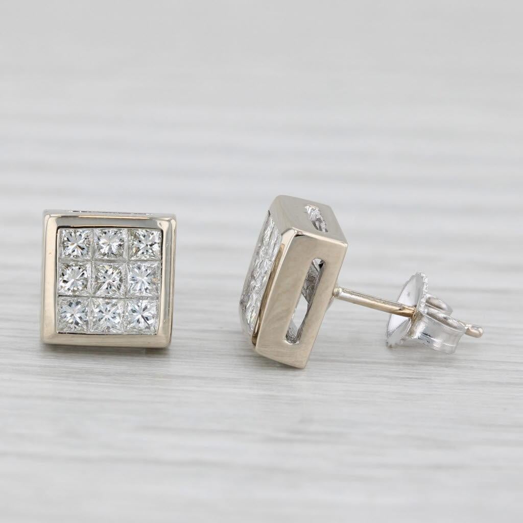 Informazioni sulla gemma:
- Diamanti naturali -
Carati totali - 1ctw
Taglio - Principessa
Colore - G - H.
Chiarezza - VS2 - SI1
Si prega di notare che uno di essi ha una minuscola scheggiatura.

Metallo: oro bianco 18k
Peso: 3,6 grammi 
Timbri: