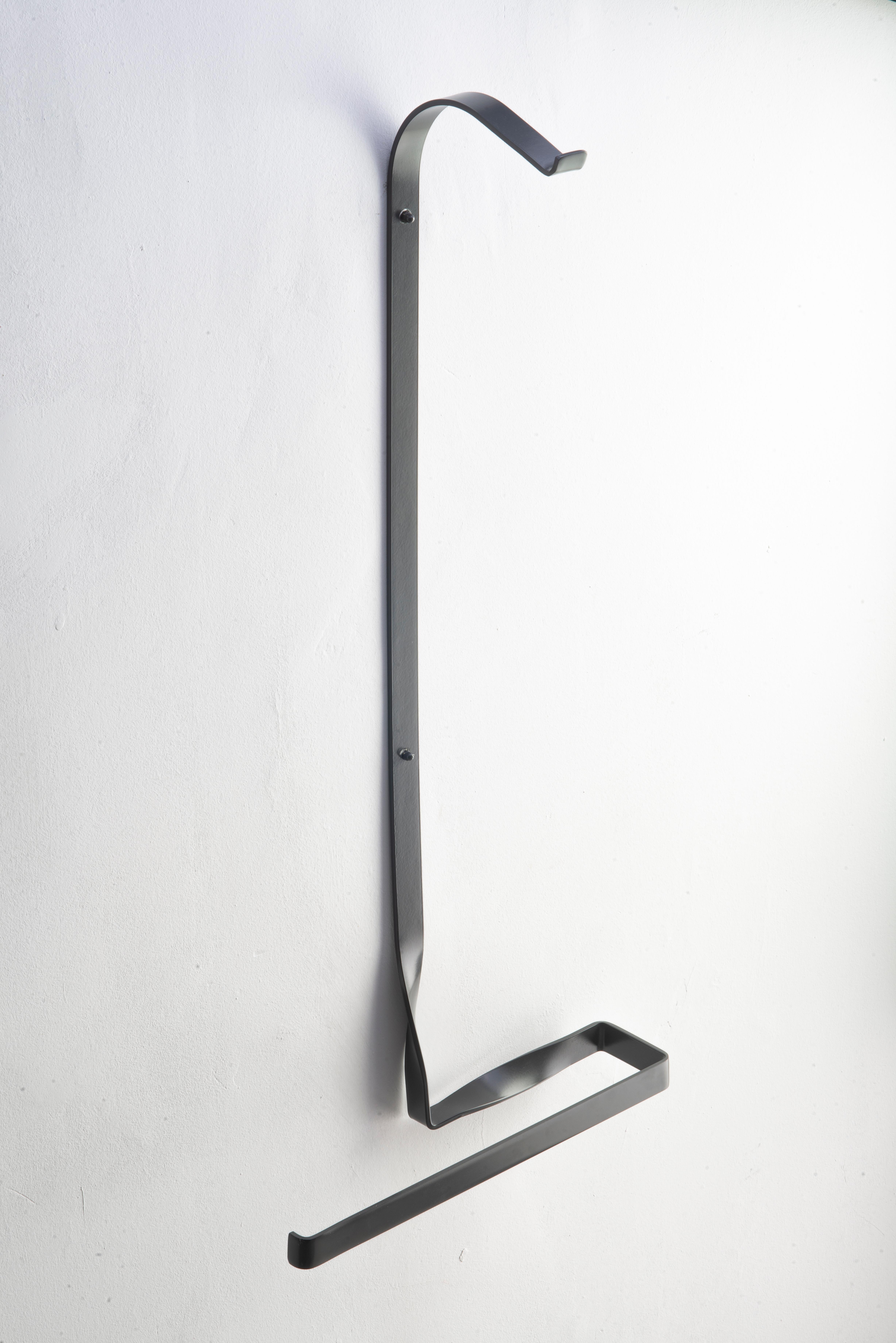 Galant_02 - Valet de chambre contemporain en acier laqué de Josep Abril (Série Cintes / Rubans). 
Un ruban de métal qui semble voler et se dessiner dans l'espace, puis se fige en une barre plate torsadée et pliée à la main : Galant_02 est un