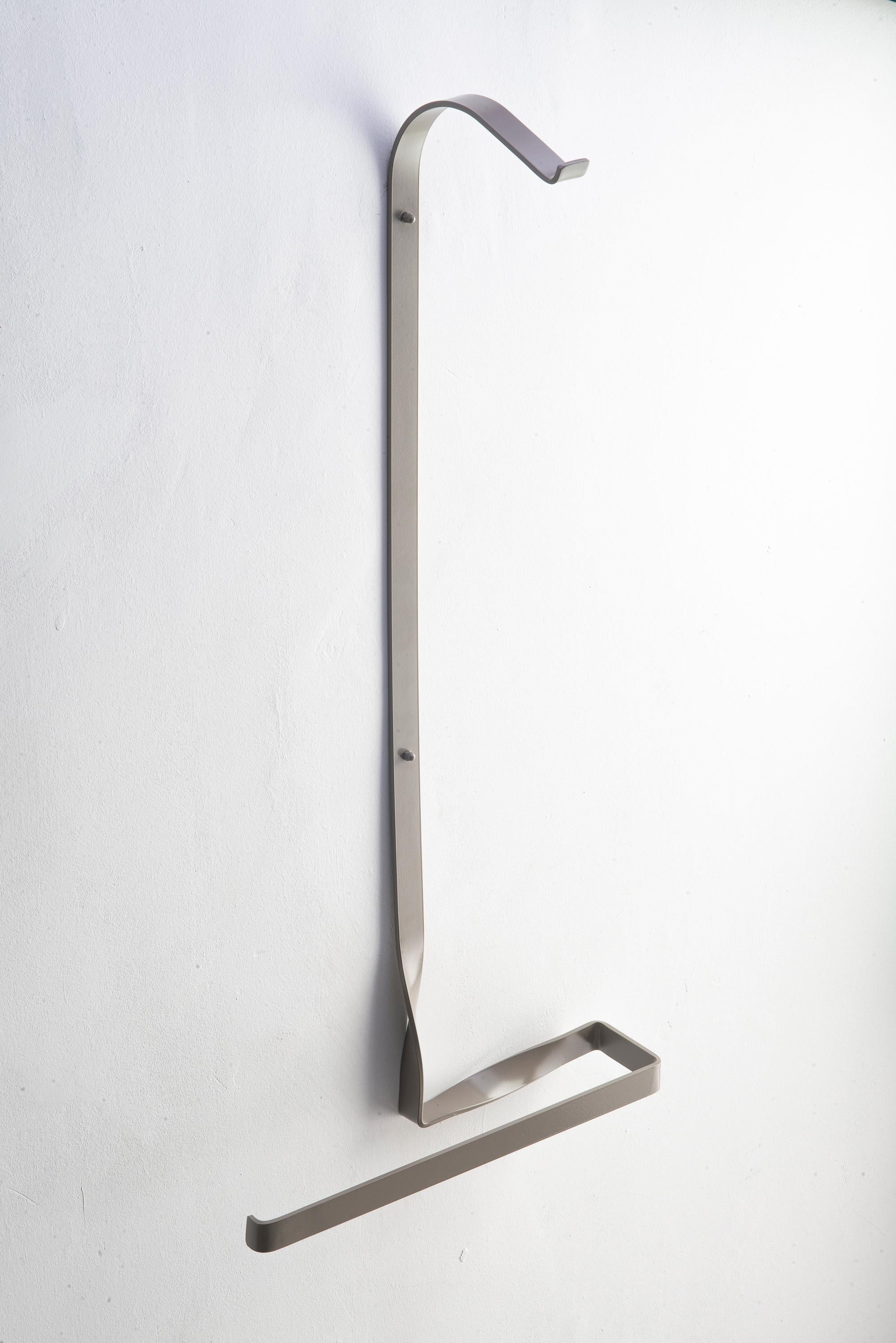 Galant_03 - Valet de chambre contemporain en acier laqué de Josep Abril (Série Cintes / Rubans). 

Un ruban de métal qui semble voler et se dessiner dans l'espace, puis se fige en une barre plate torsadée et pliée à la main : Galant_02 est un