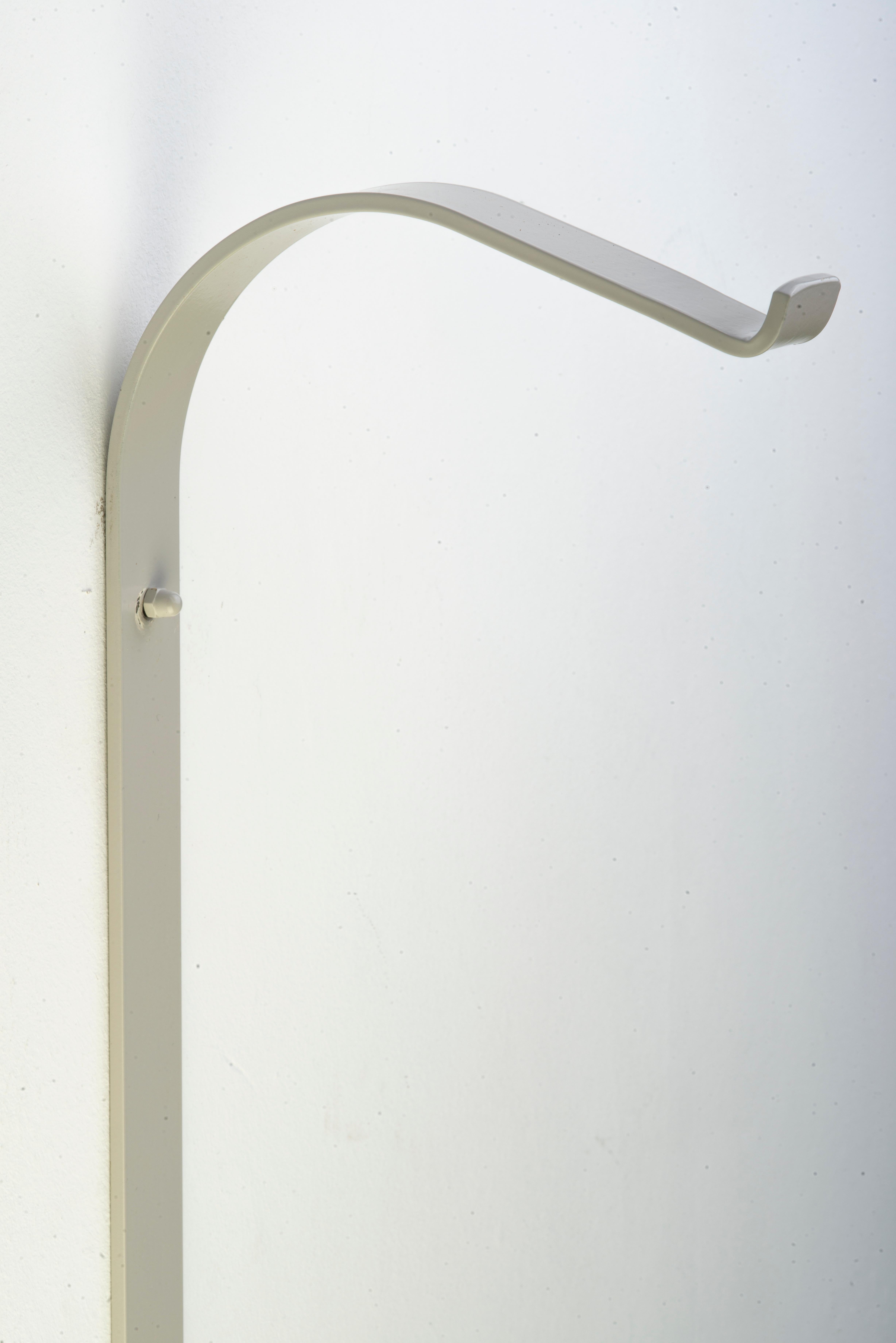 Laqué 1_Galant_04_Off-white — Contemporary lacquered steel wall valet by Josep Abril en vente