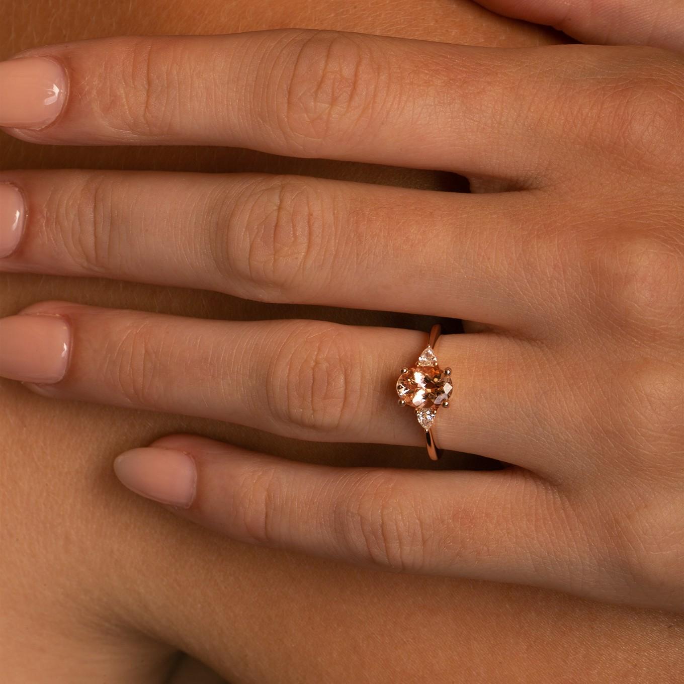GIA-zertifizierter 14KT Weißgold- Morganit-Ring mit drei Steinen im Zustand „Neu“ in New York City, NY
