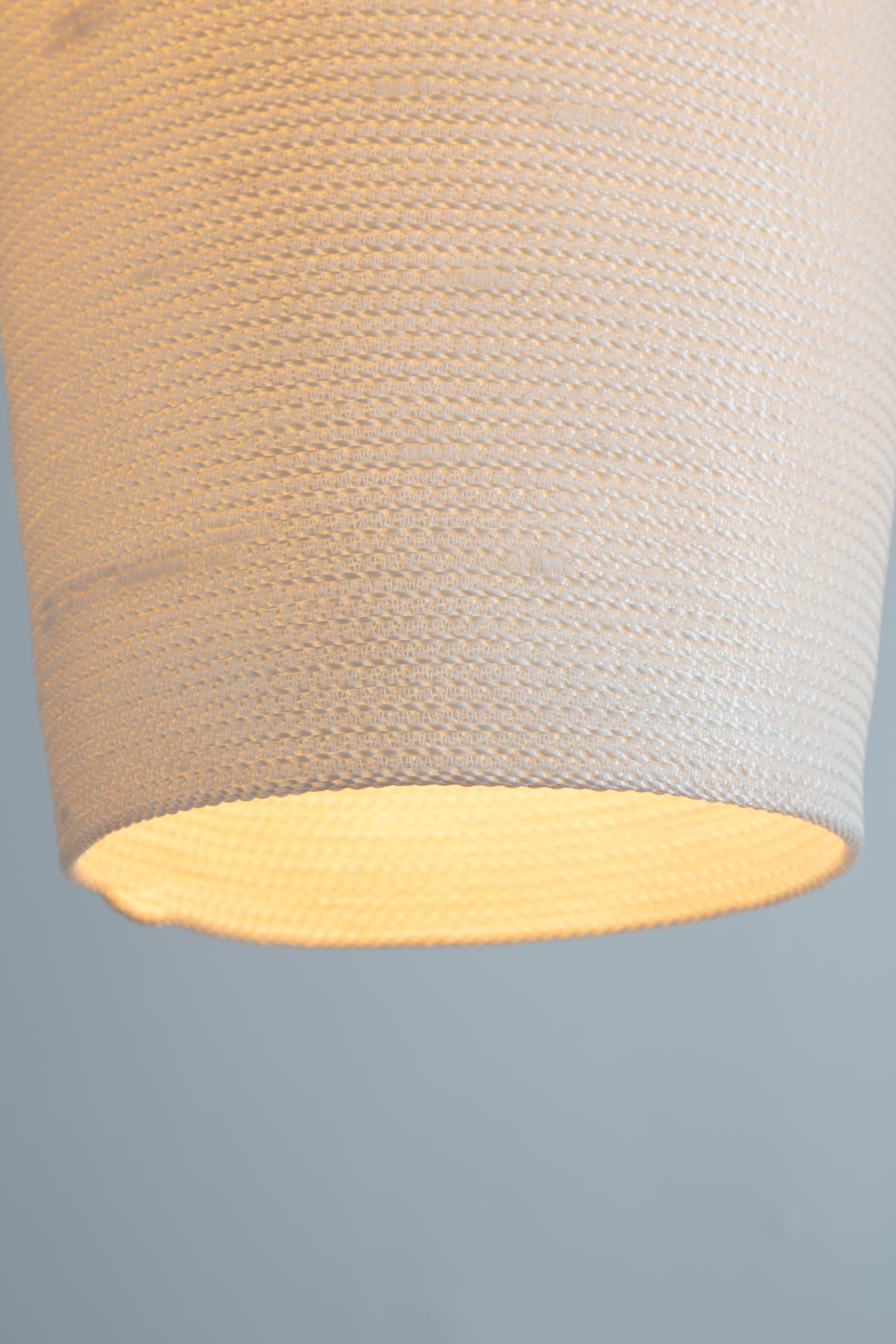 Nord-américain Lampe à suspension « 1He-B » en coton et nylon enroulé de Doug Johnston