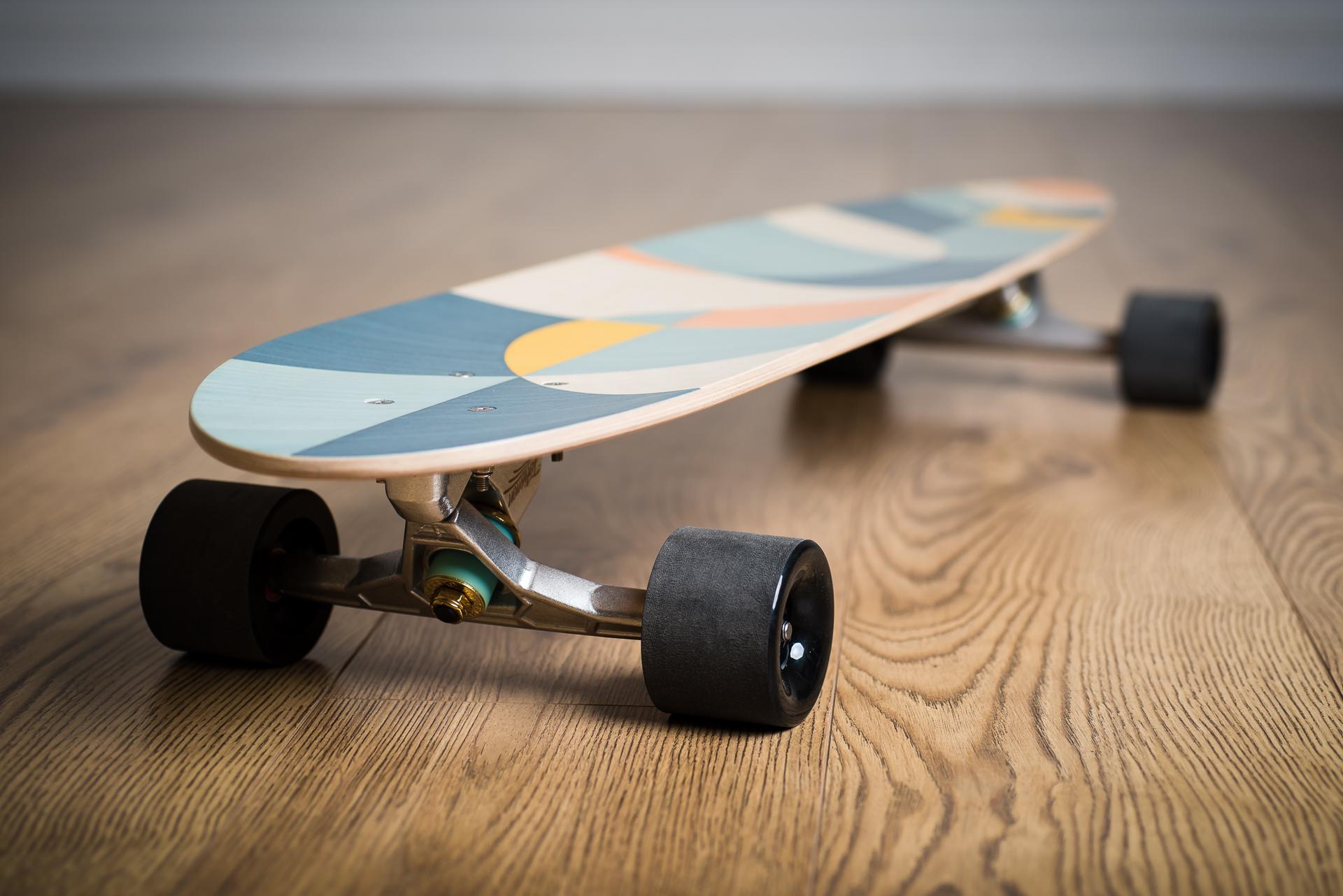 Le tavole longboard w o o d p o p pintail sono realizzate a mano in laboratori situati su entrambi i lati del confine tra Galles e Inghilterra, nel Regno Unito. Ognuno di essi è realizzato con betulla finlandese della migliore qualità e laminato