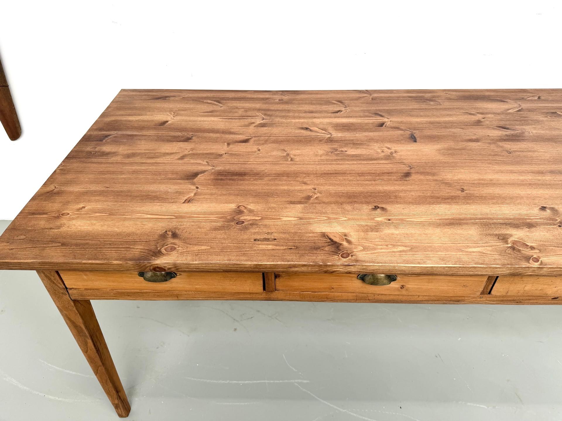 1ntique farmhouse table in beech and pine,  with 8 drawers In Good Condition For Sale In LYON, FR